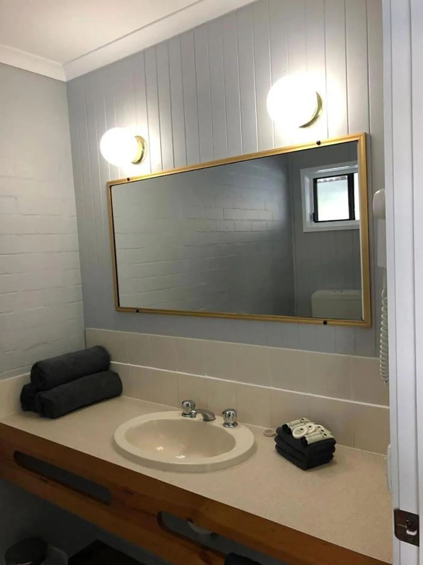 Country Roads Motor Inn