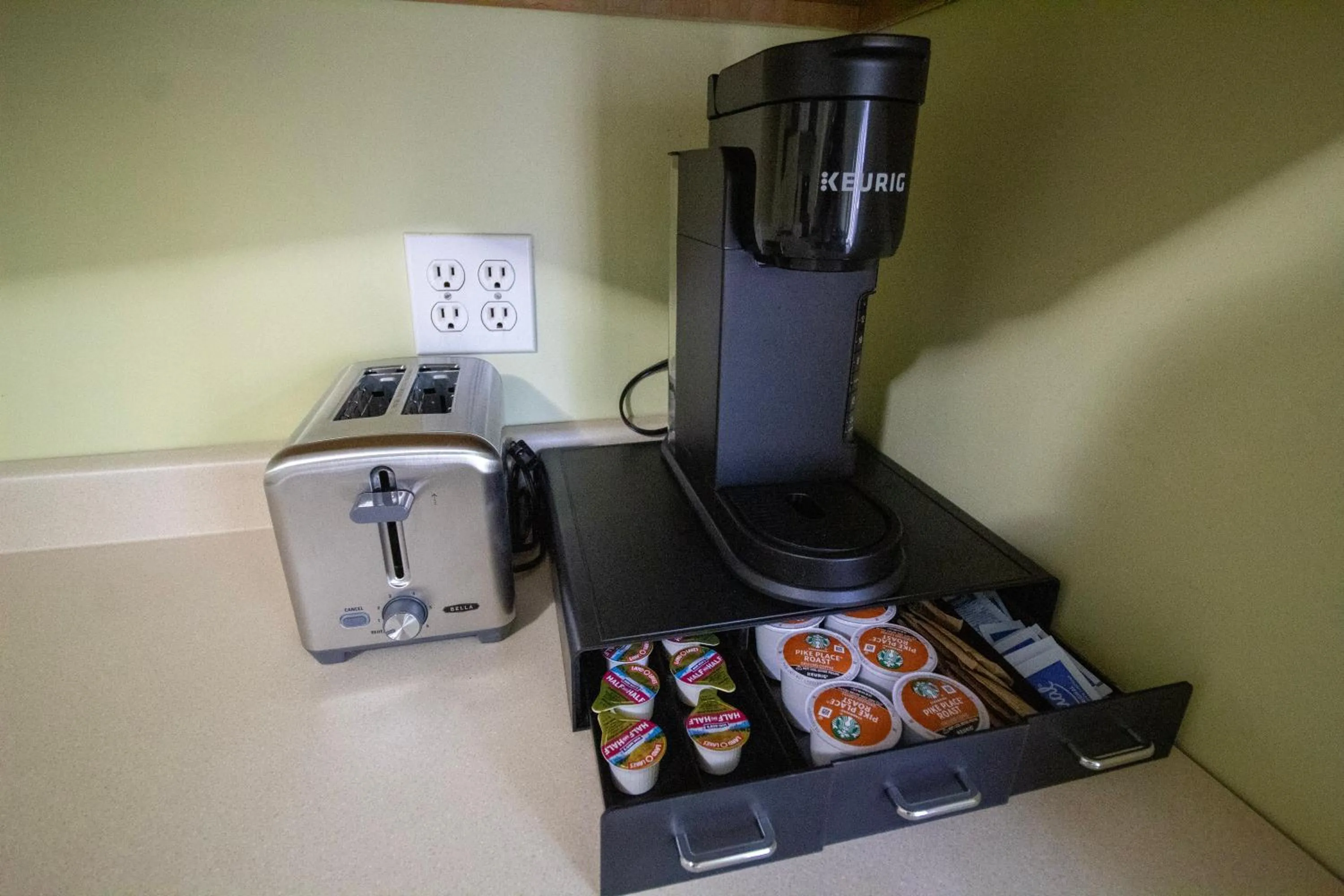Coffee/tea facilities in 2 bedroom condo close to Boston and Cambridge with free parkings