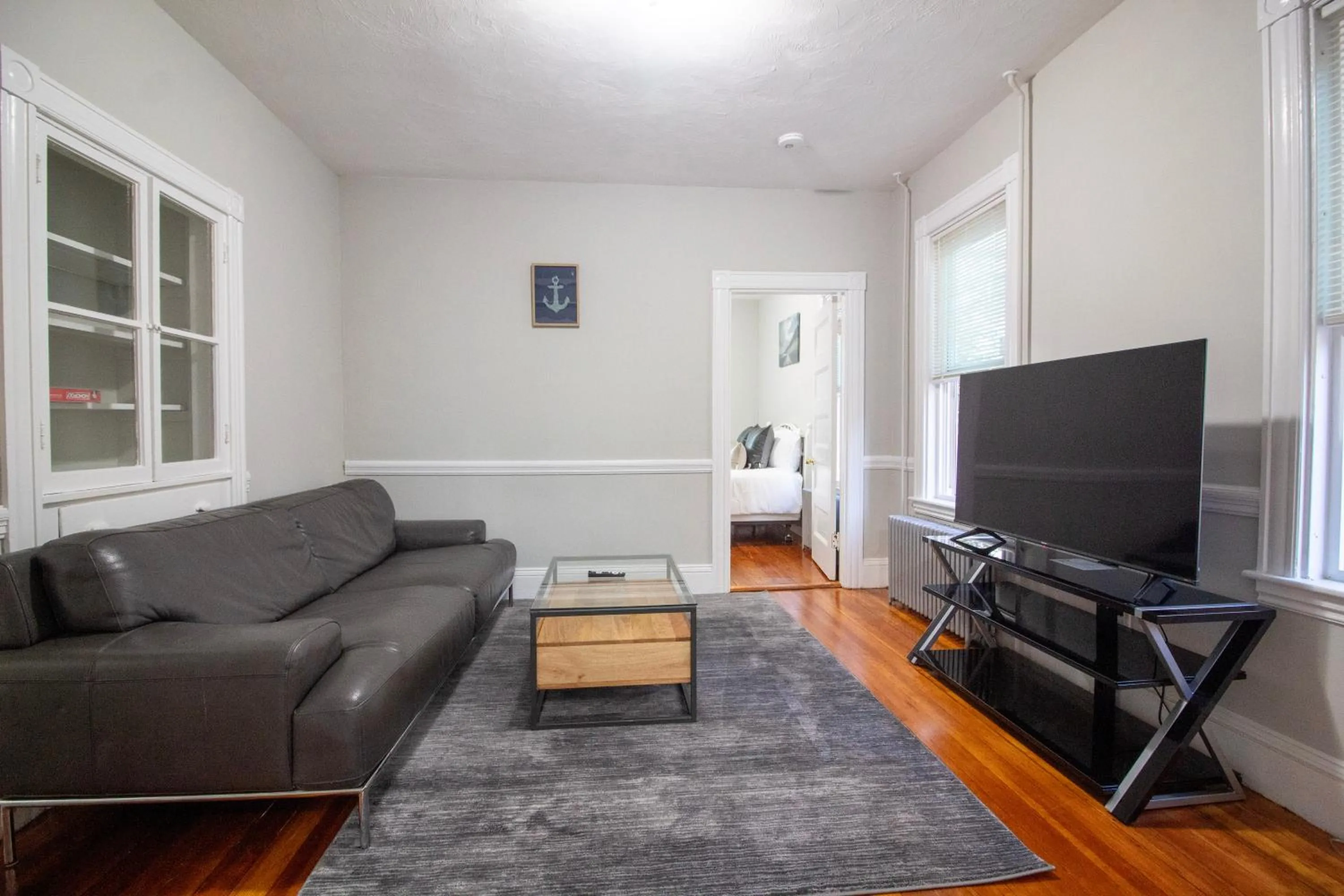 Communal lounge/ TV room in 2 bedroom condo close to Boston and Cambridge with free parkings