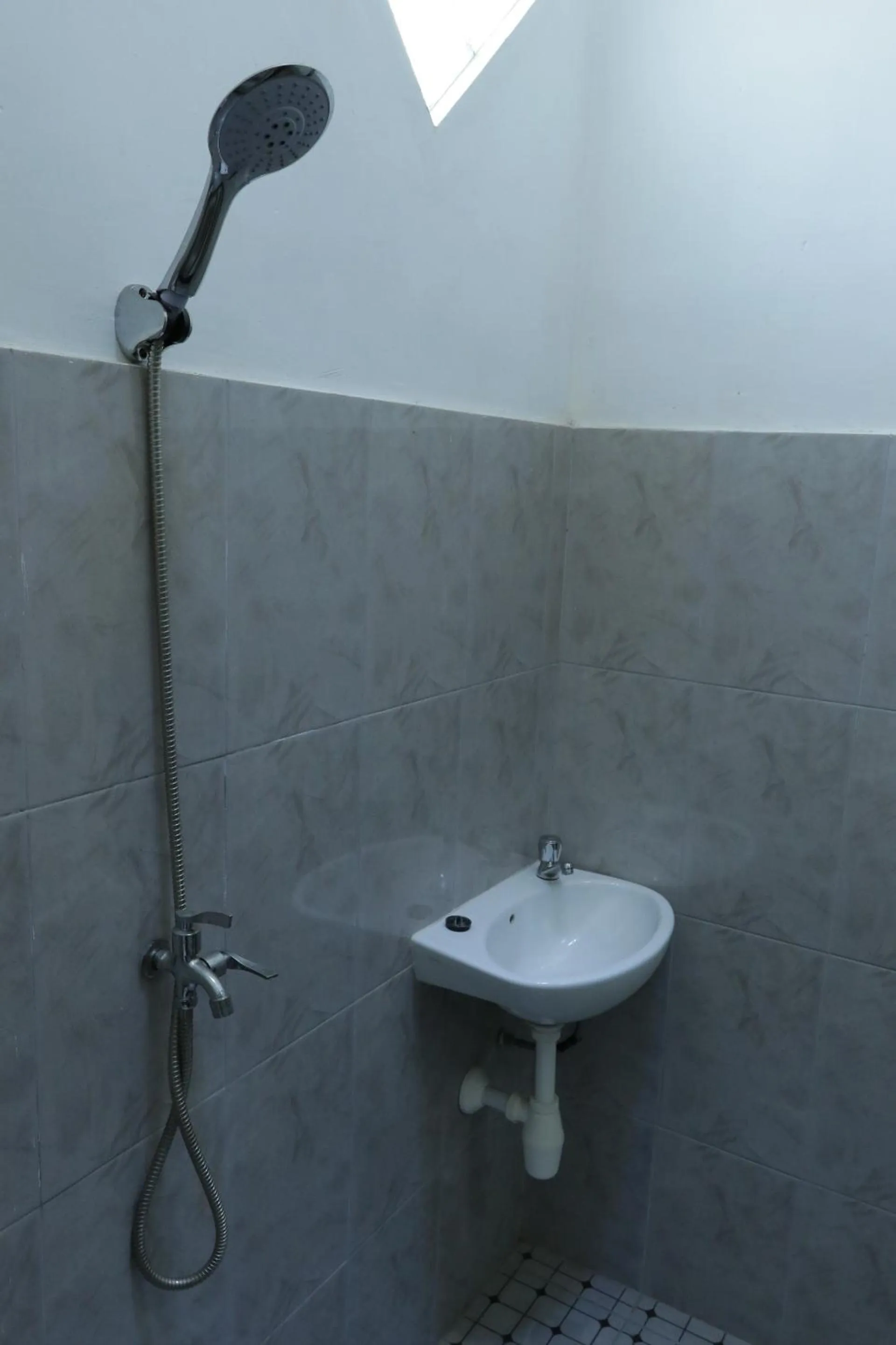 Bathroom in SPOT ON 93189 Rumah Berkah Syariah