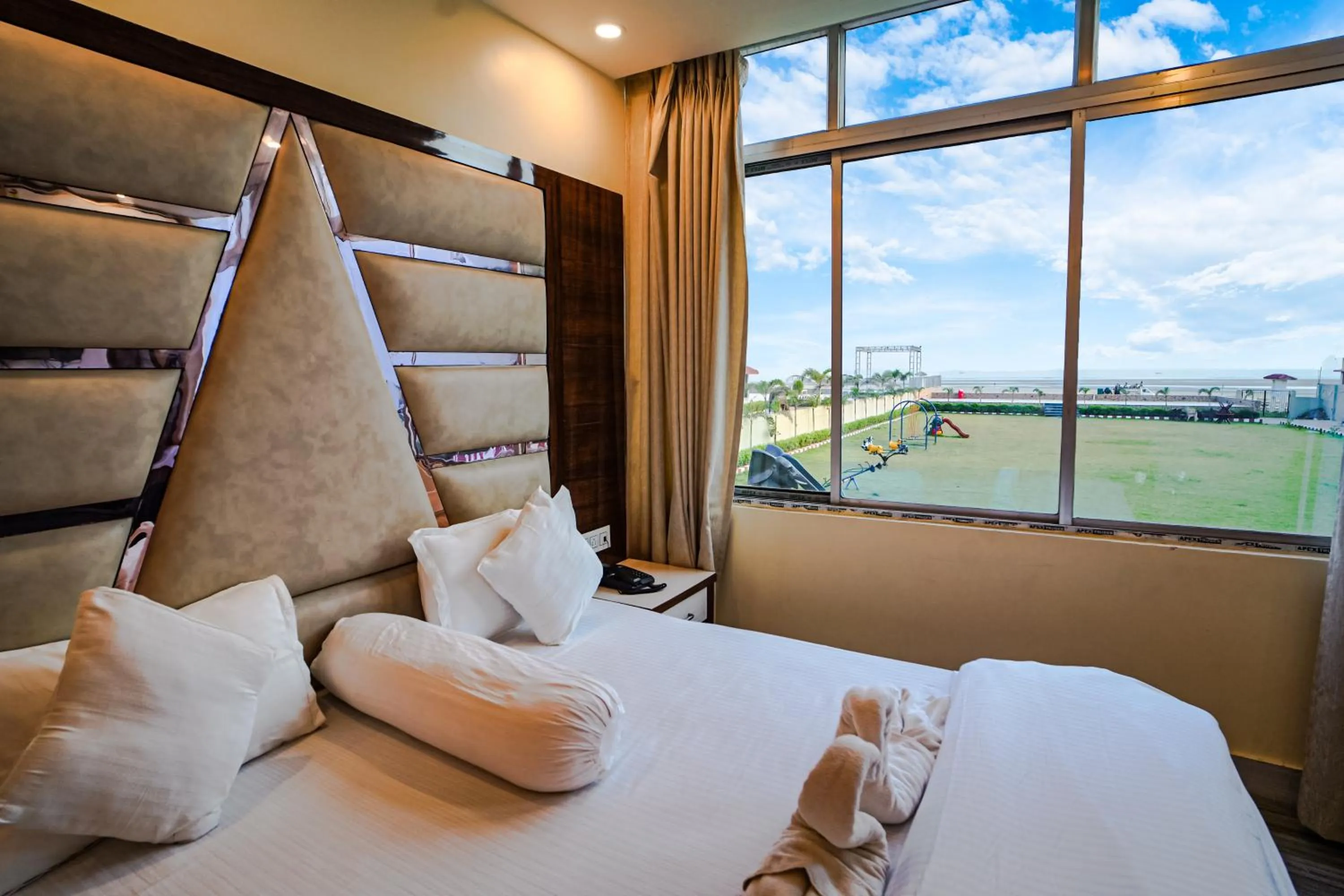 Bed in Silver Sand Eco Resort !! Beachfront !!