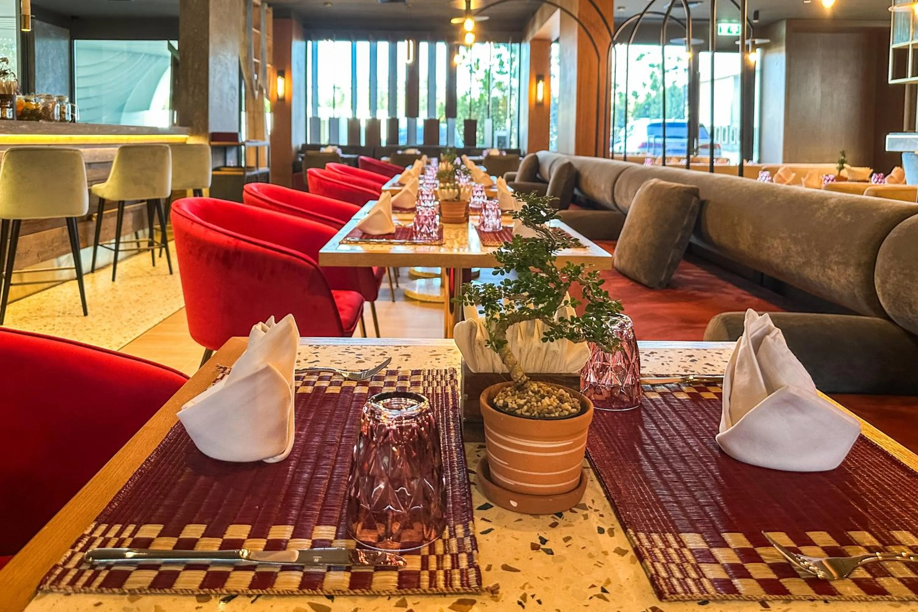 Restaurant/places to eat in La Green Hotel and Residence