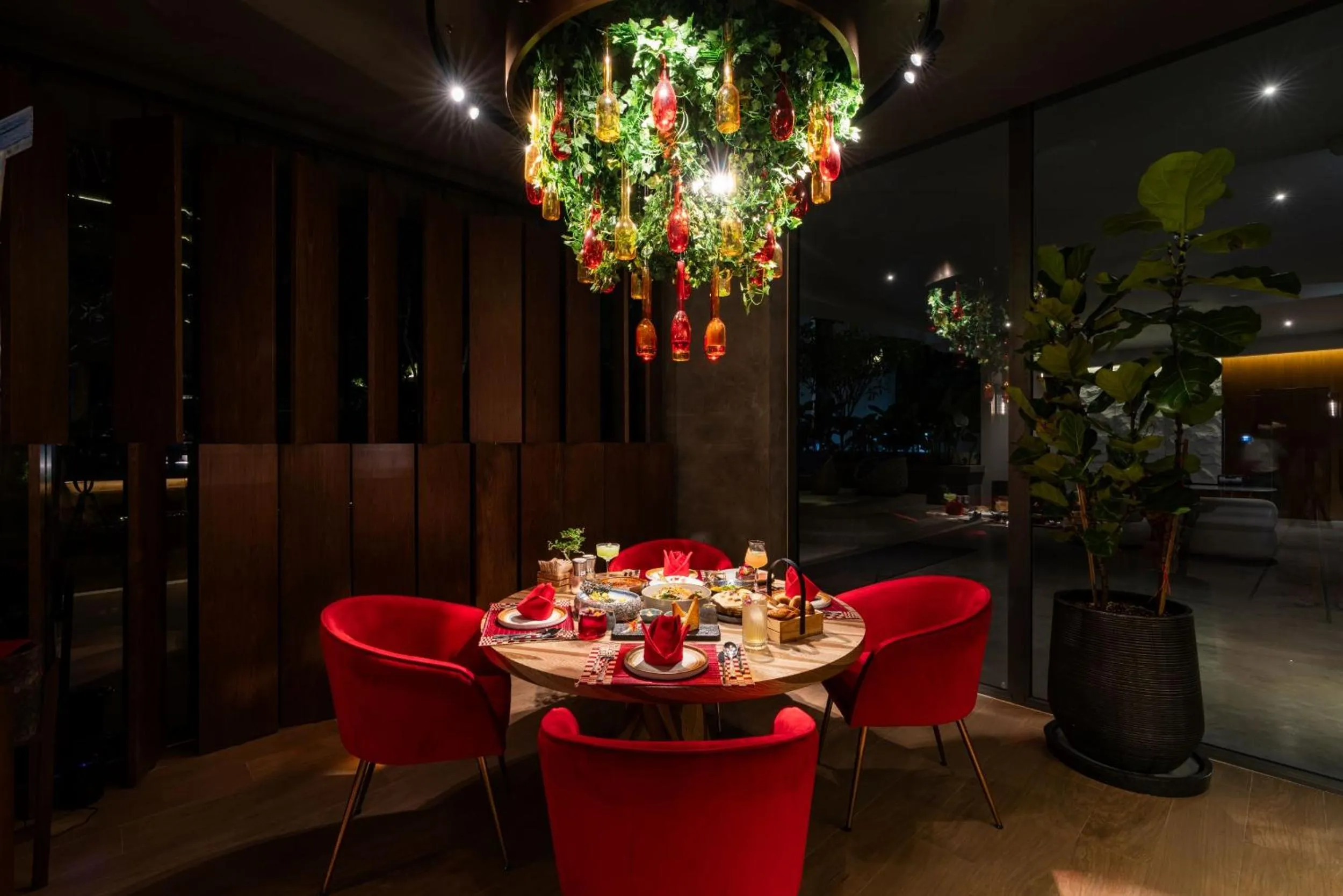 Restaurant/places to eat in La Green Hotel and Residence