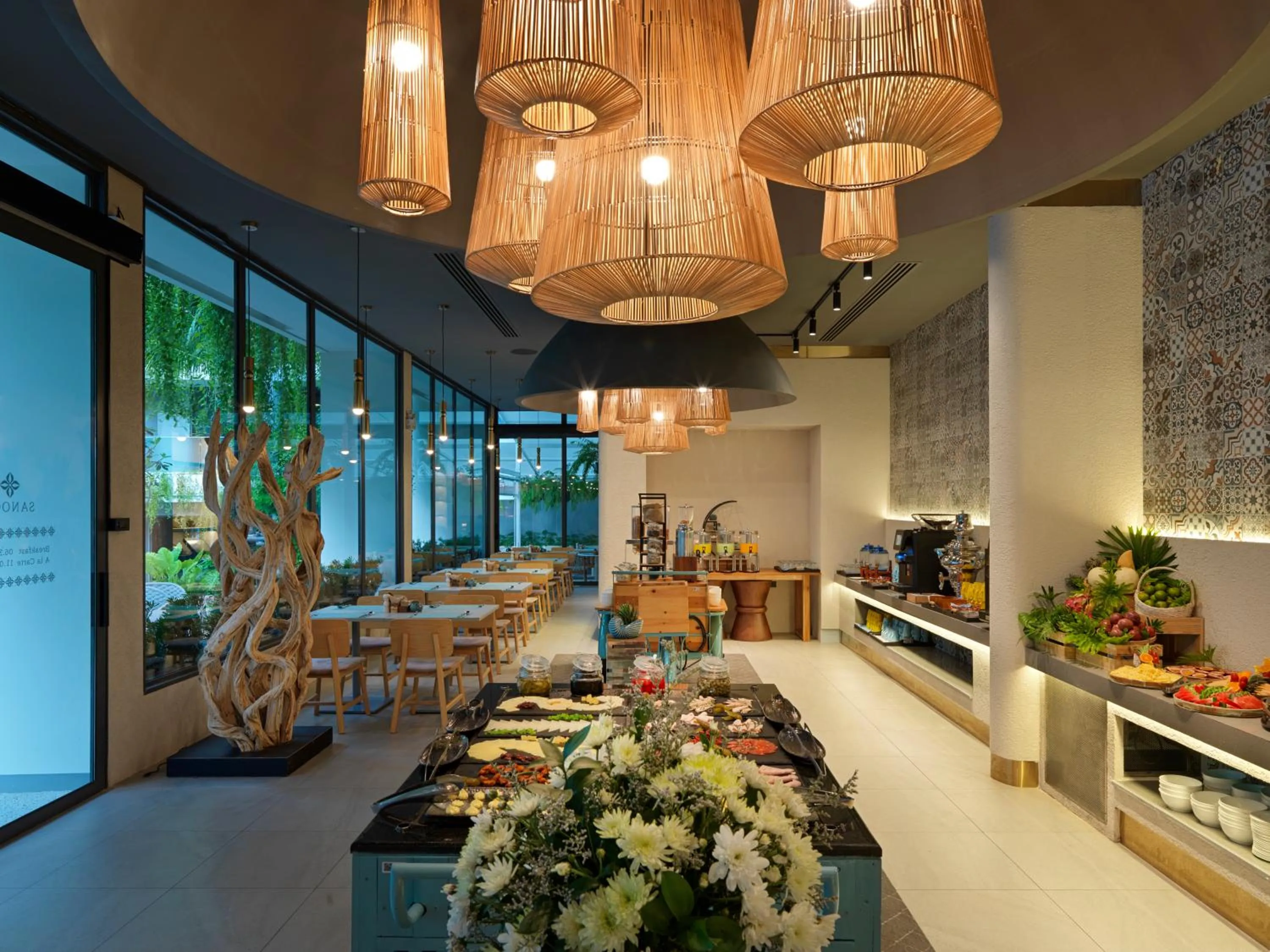 Restaurant/places to eat in La Green Hotel and Residence