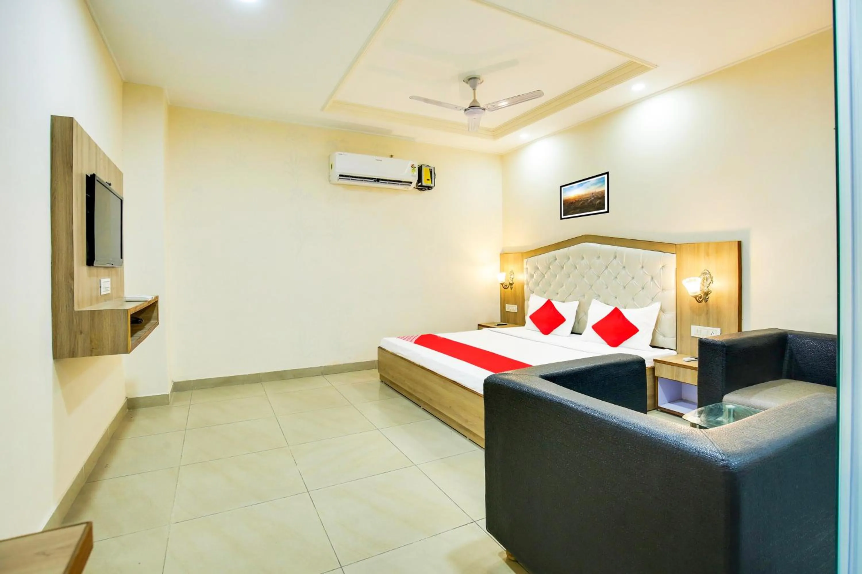 Bedroom, Bed in Collection O White Prime