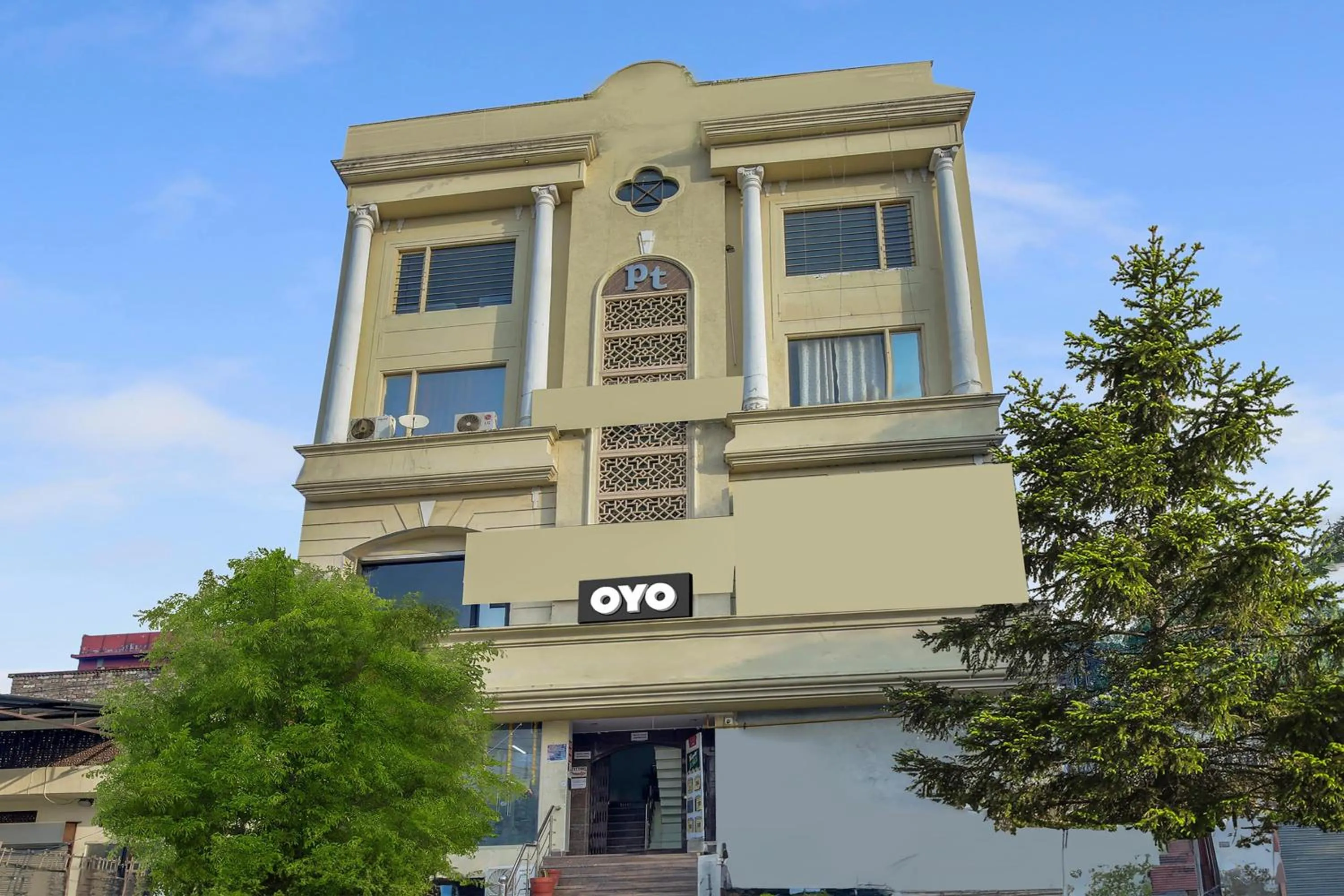 Facade/entrance in Collection O White Prime