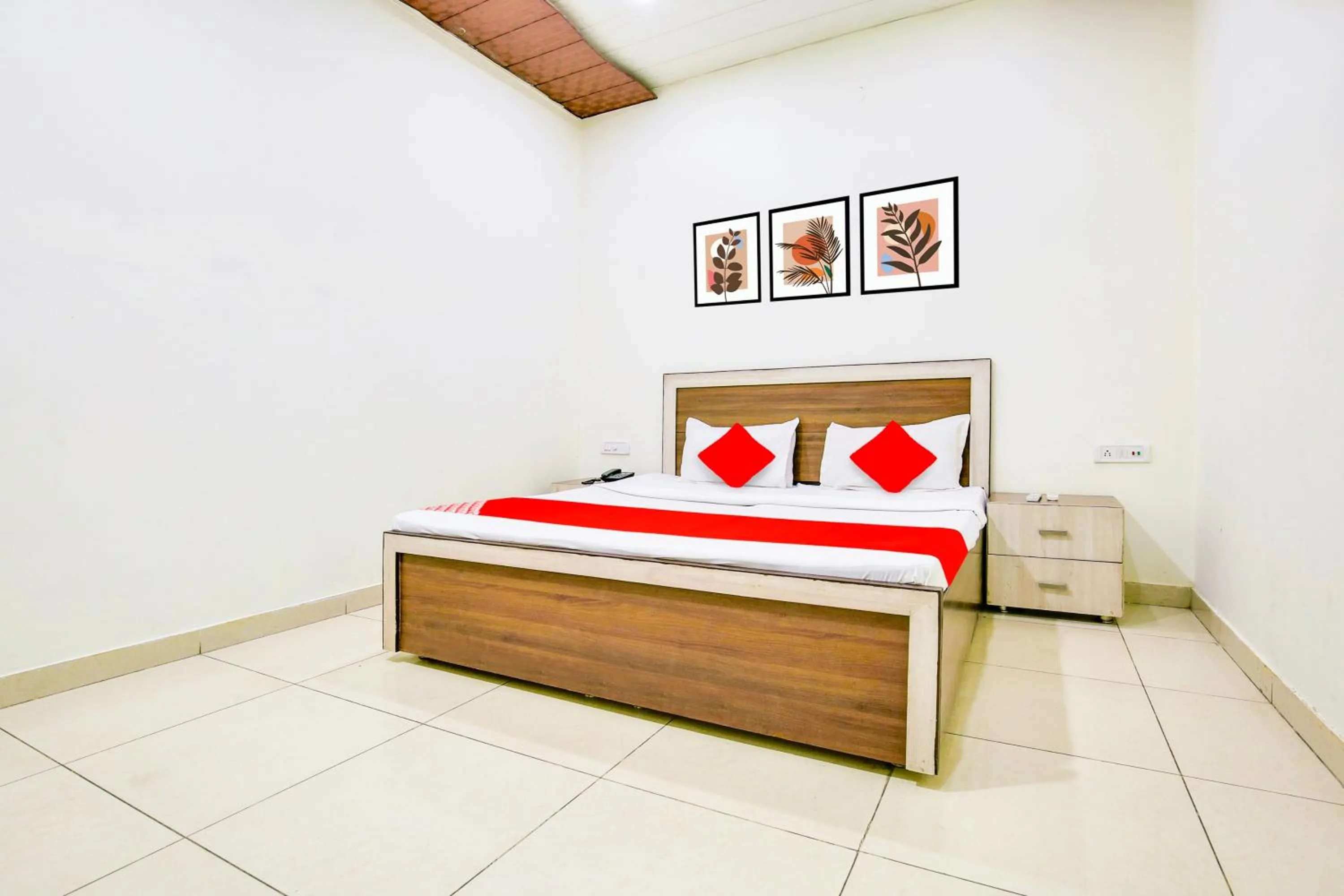 Bedroom, Bed in Super Collection O White Prime