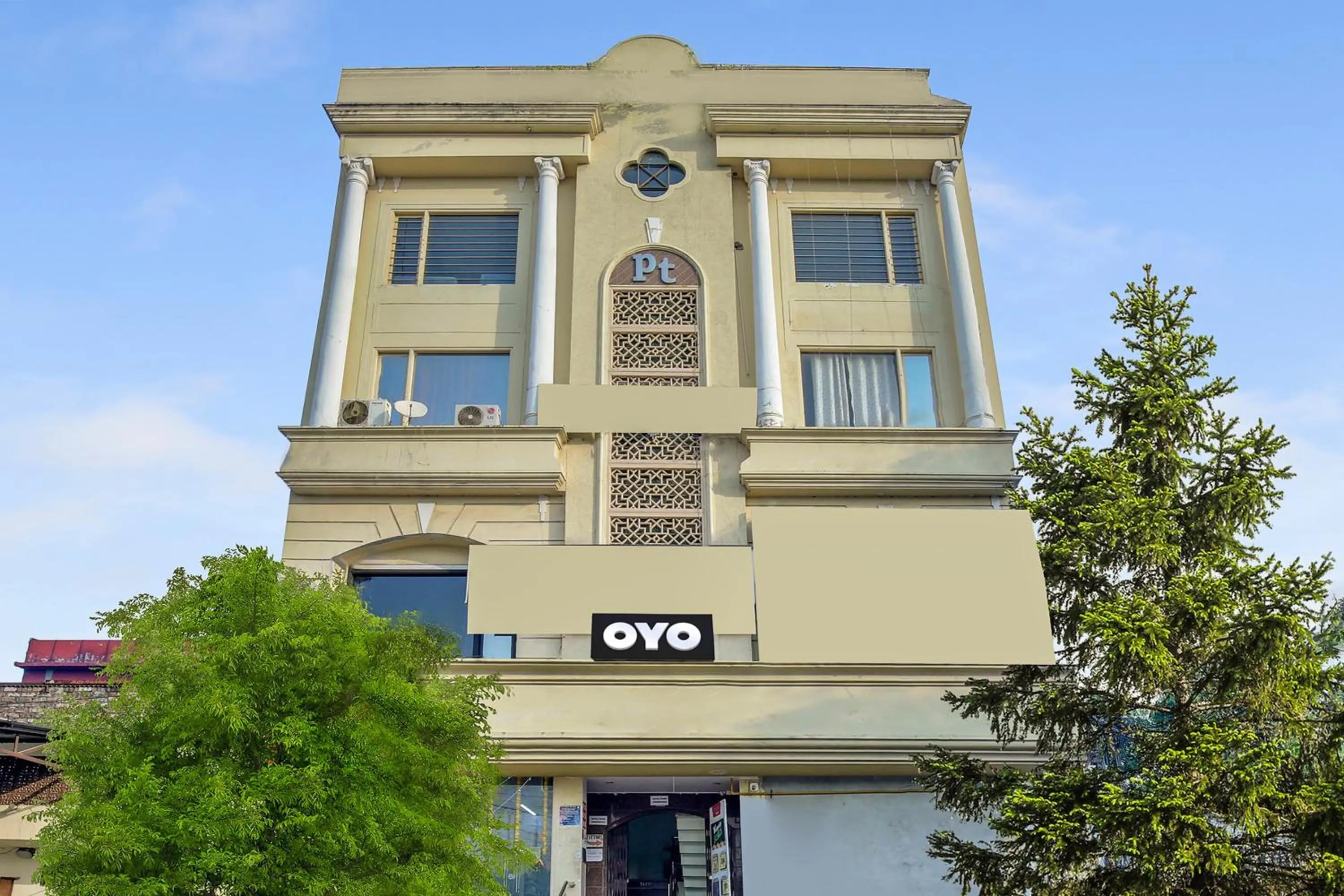 Facade/entrance in Super Collection O White Prime