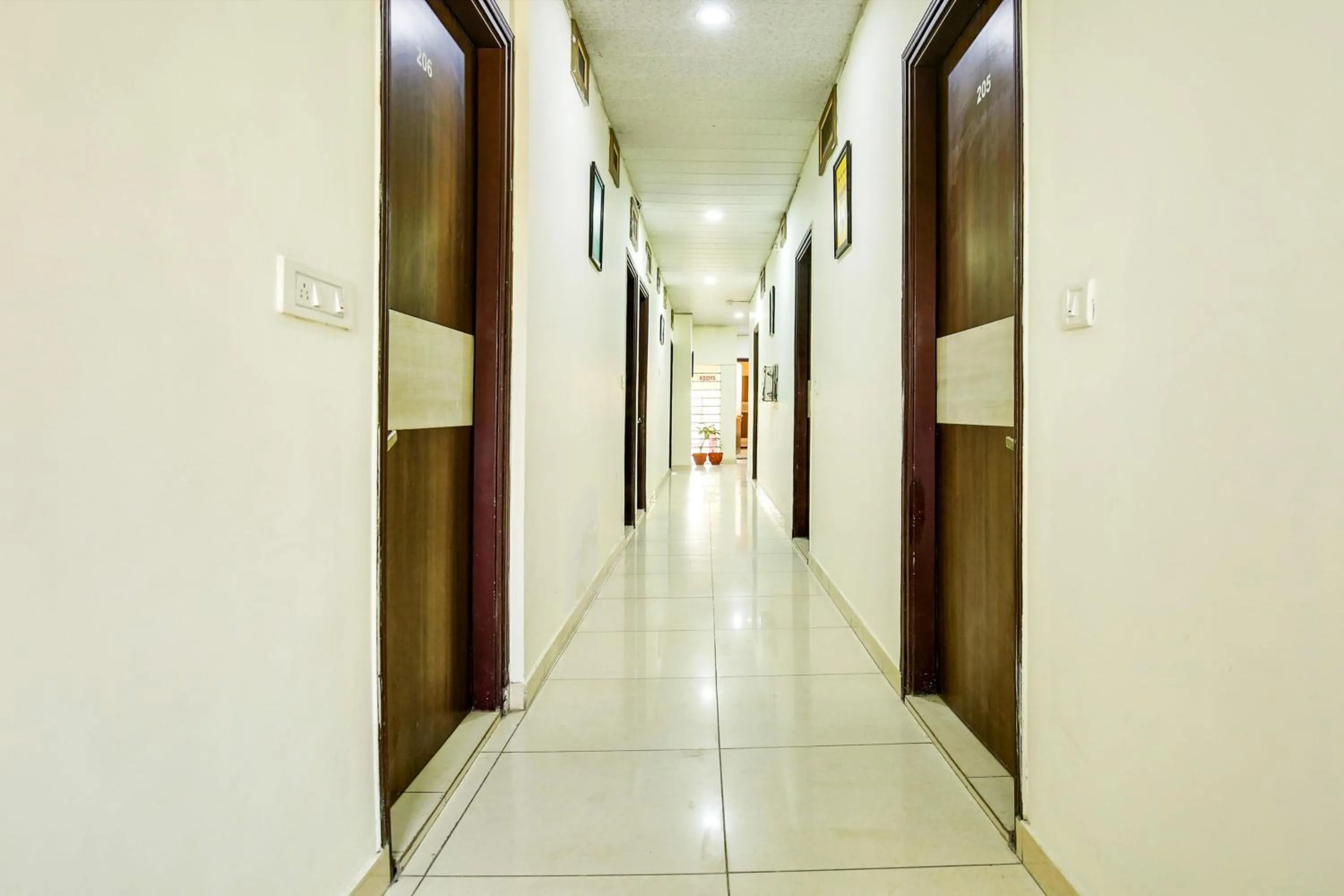 Lobby or reception in Collection O White Prime