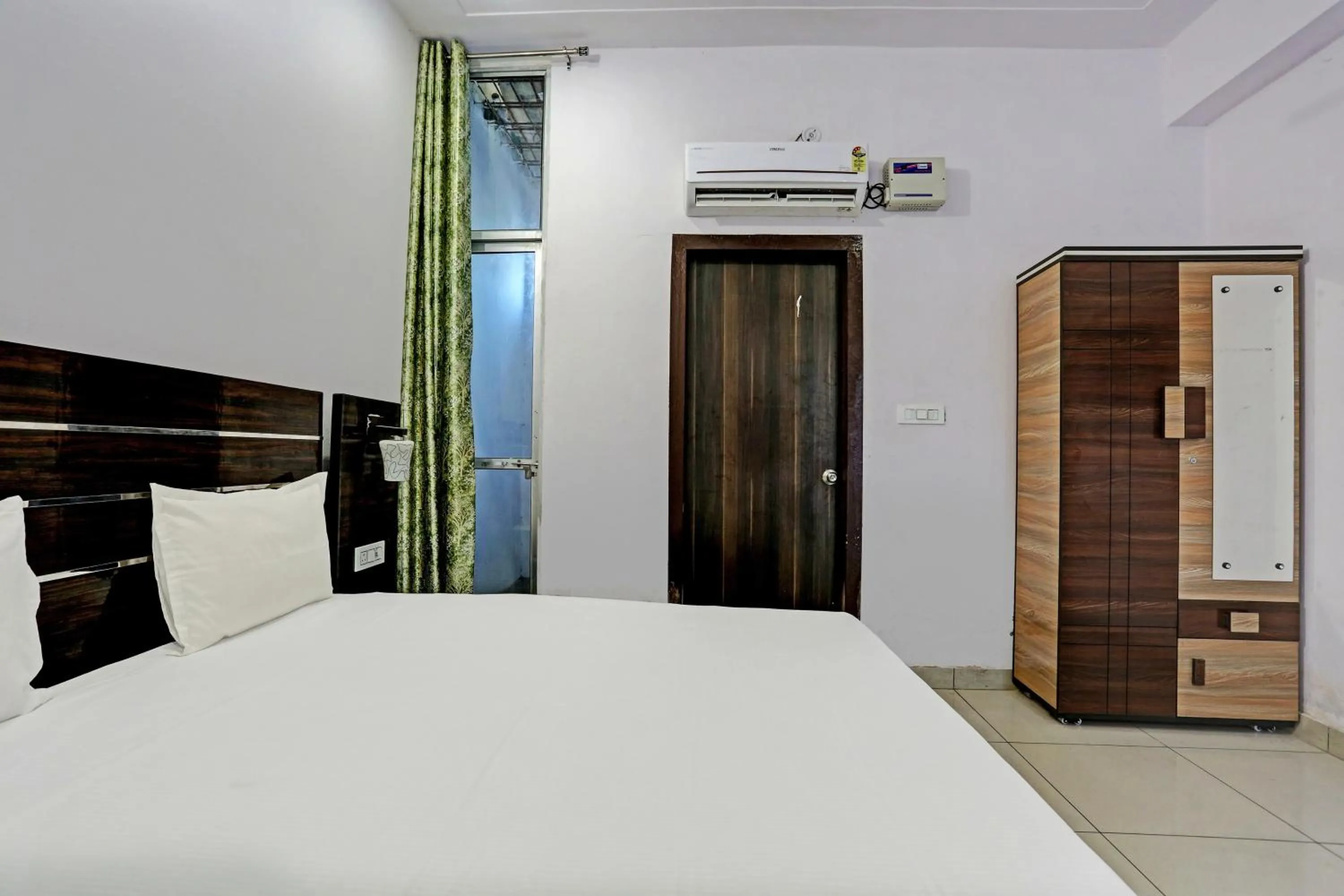 Bedroom in Hotel O Mahak Hotel & Restaurant