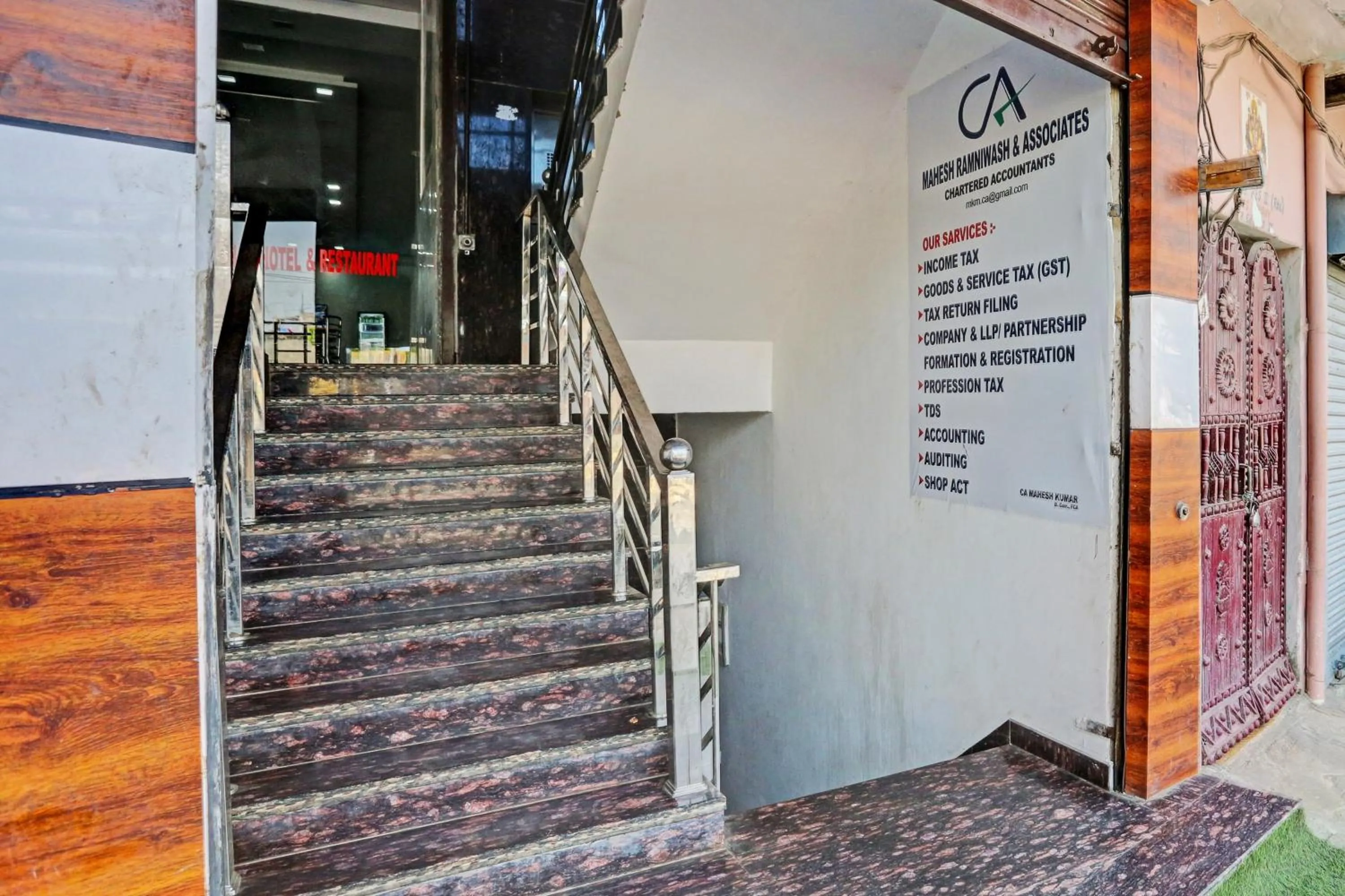 Facade/entrance in Hotel O Mahak Hotel & Restaurant