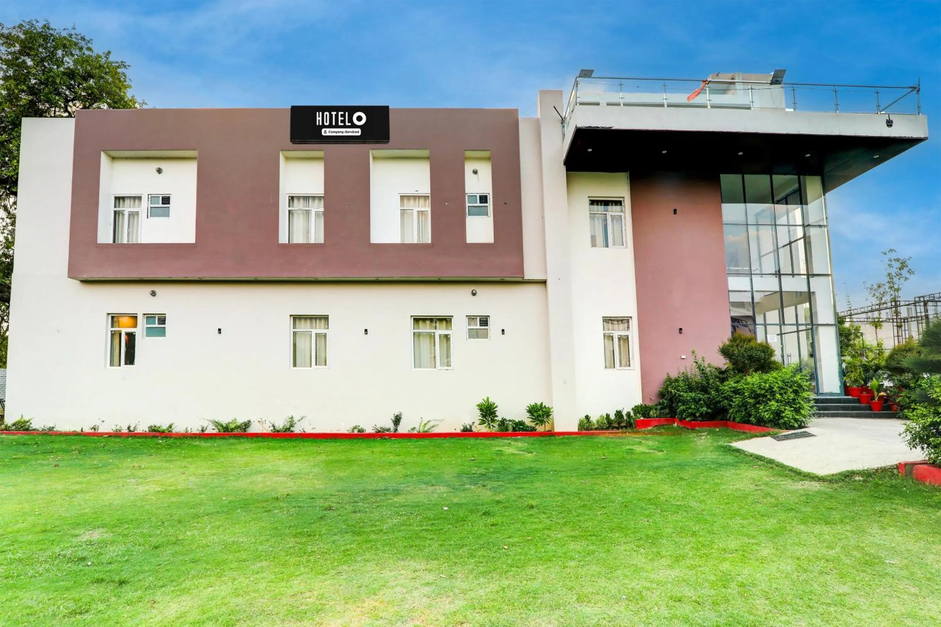 Facade/entrance in Super Hotel O Gomti Nagar Vigyan khand