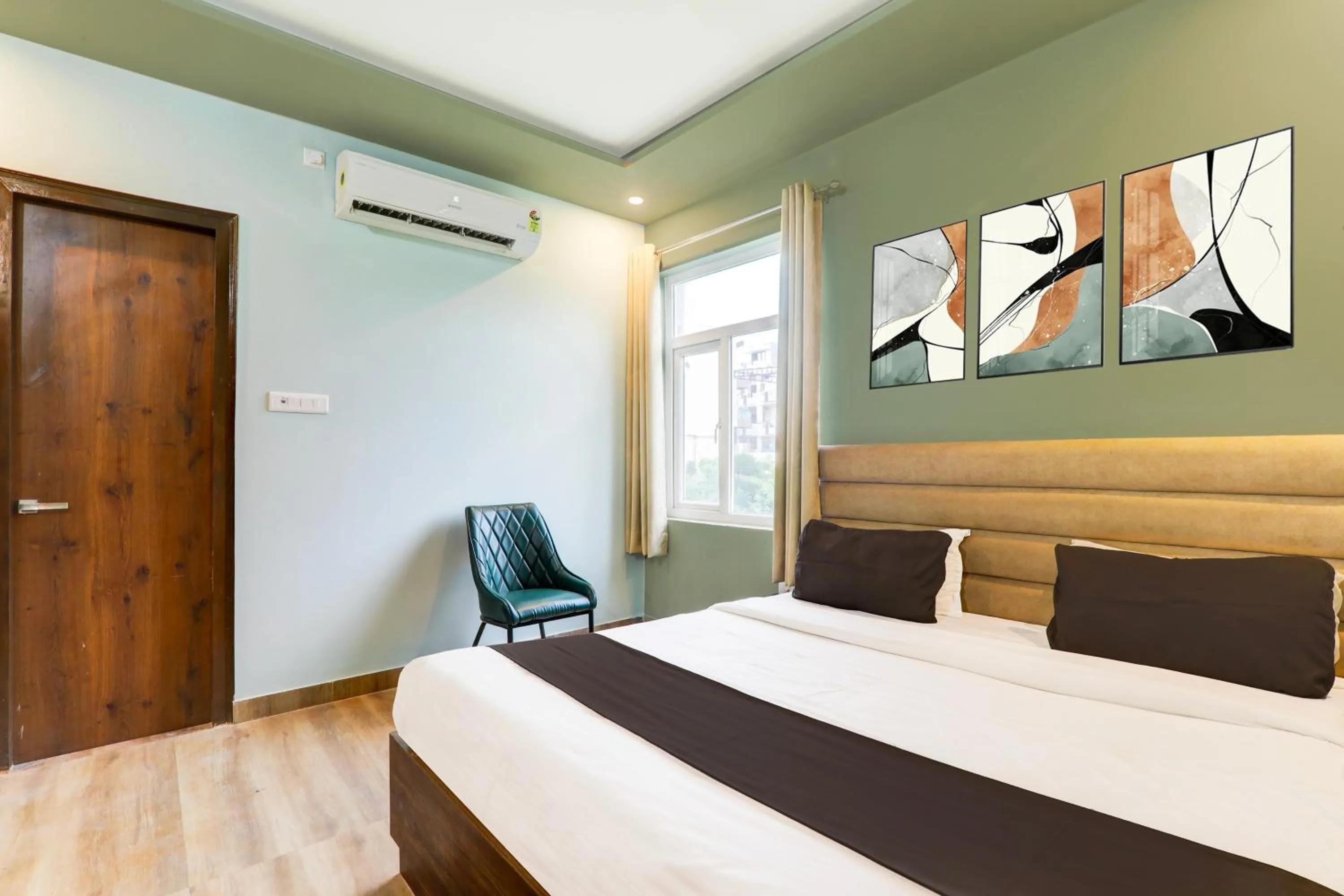 Bedroom, Bed in Super Hotel O Gomti Nagar Vigyan khand