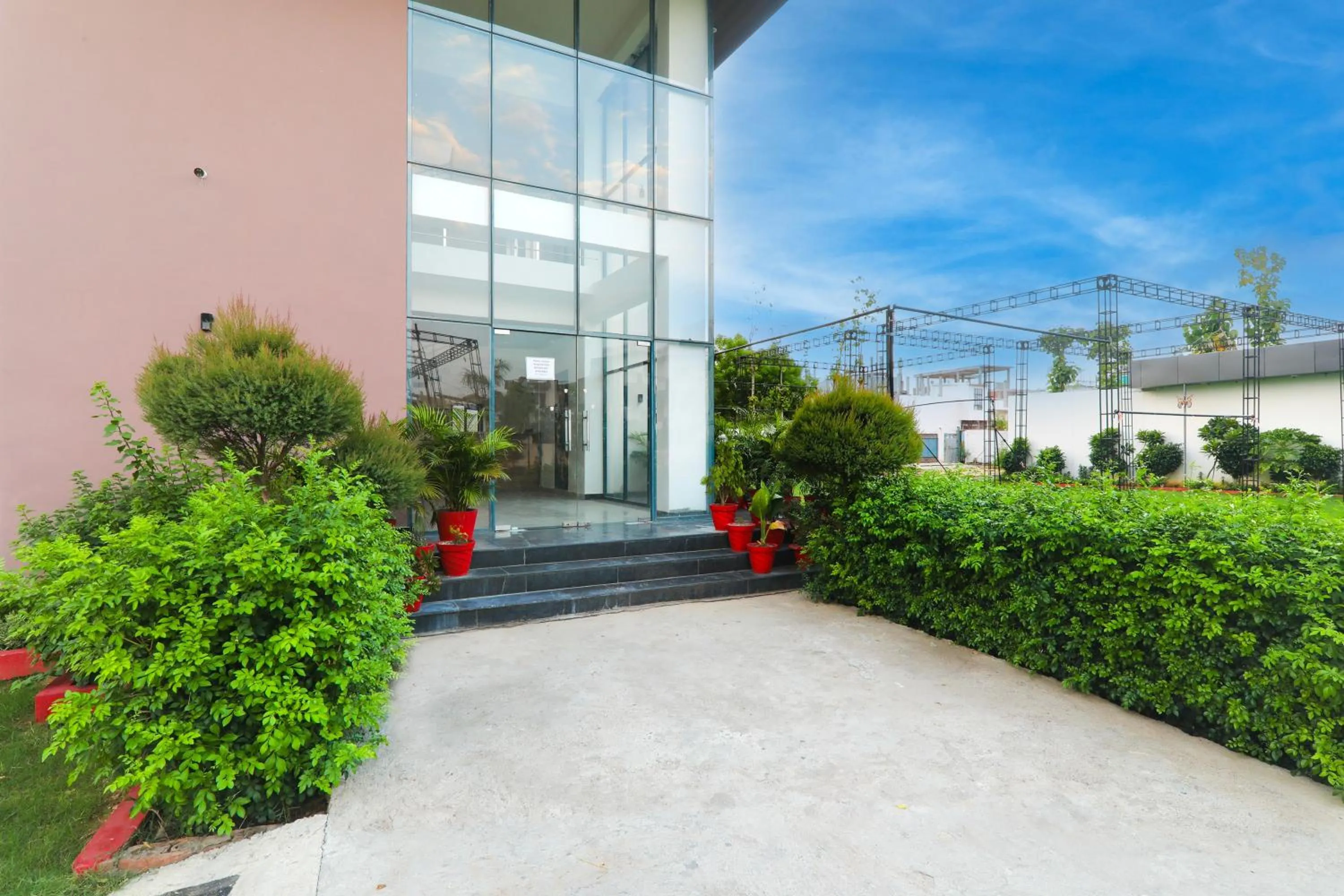 Facade/entrance in Super Hotel O Gomti Nagar Vigyan khand
