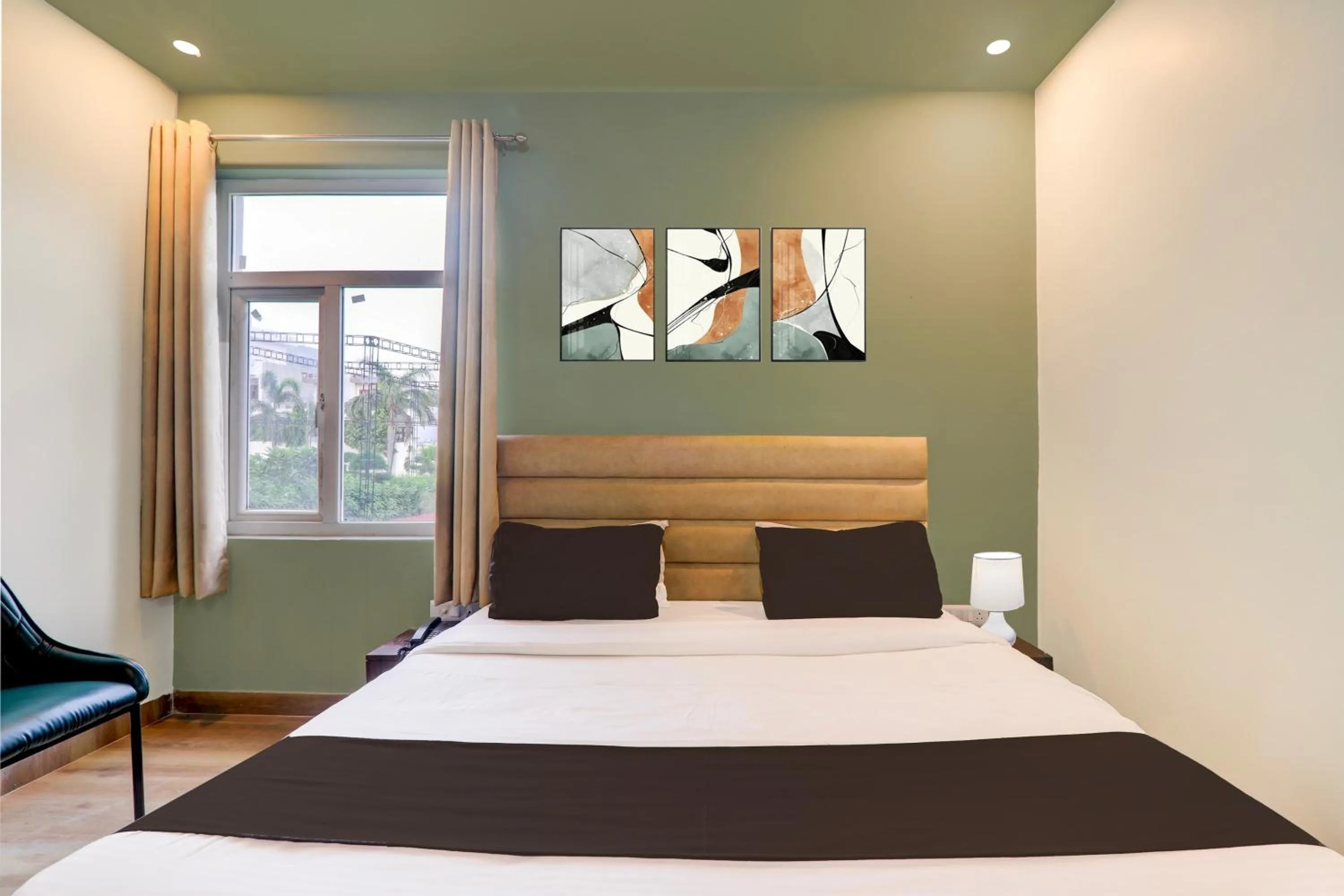 Bedroom, Bed in Super Hotel O Gomti Nagar Vigyan khand