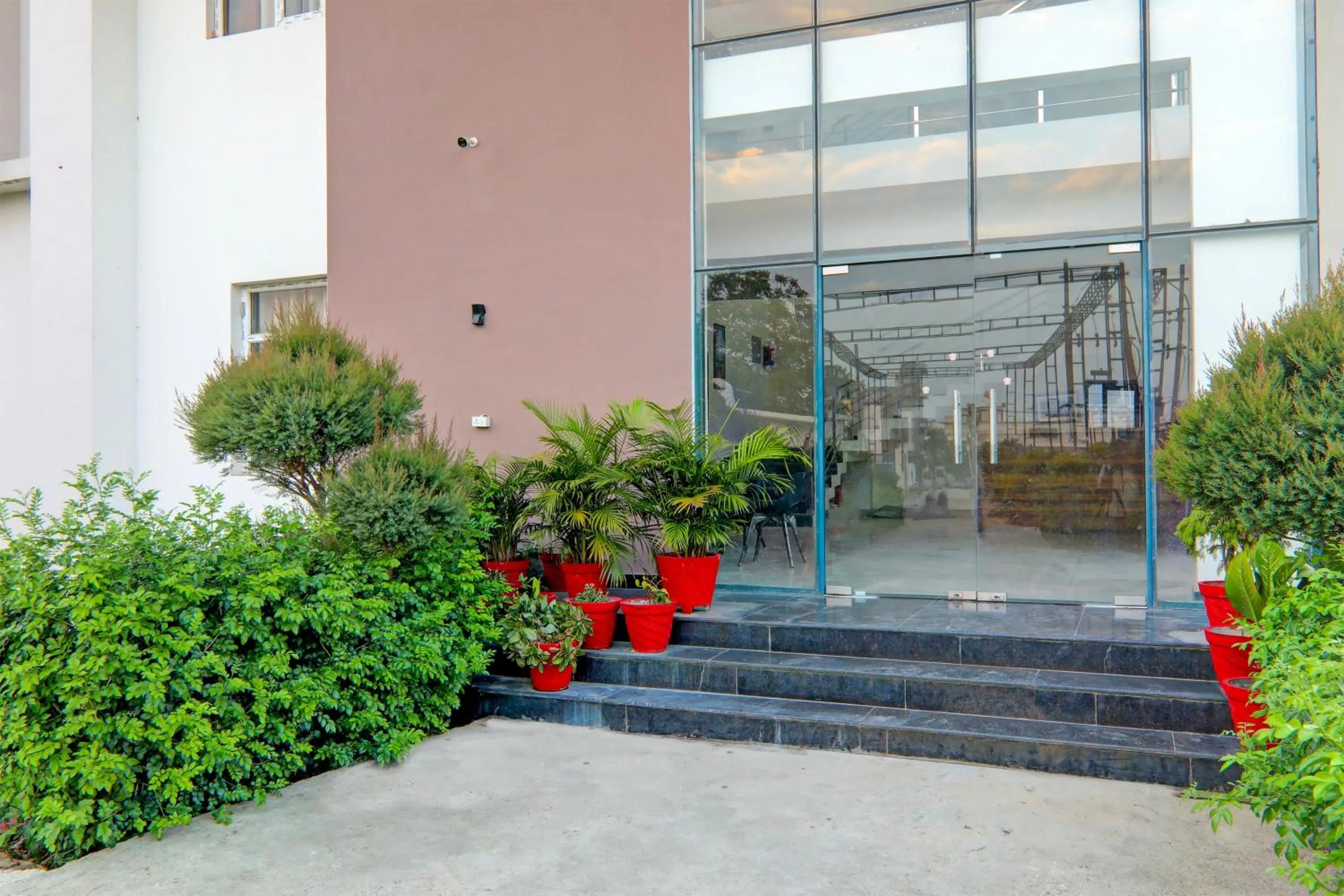 Facade/entrance in Super Hotel O Gomti Nagar Vigyan khand