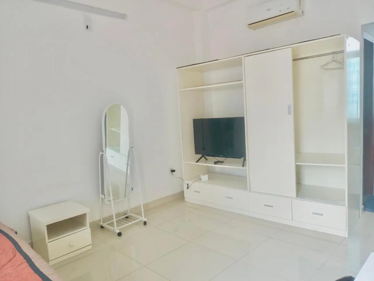 TV and multimedia in LalaHouse Riverside Residence