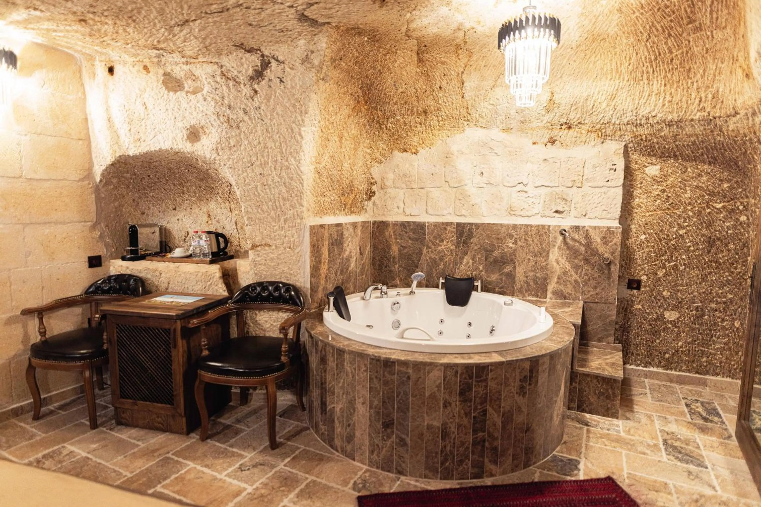 Hot Tub in Noah's Ark Cave Hotel