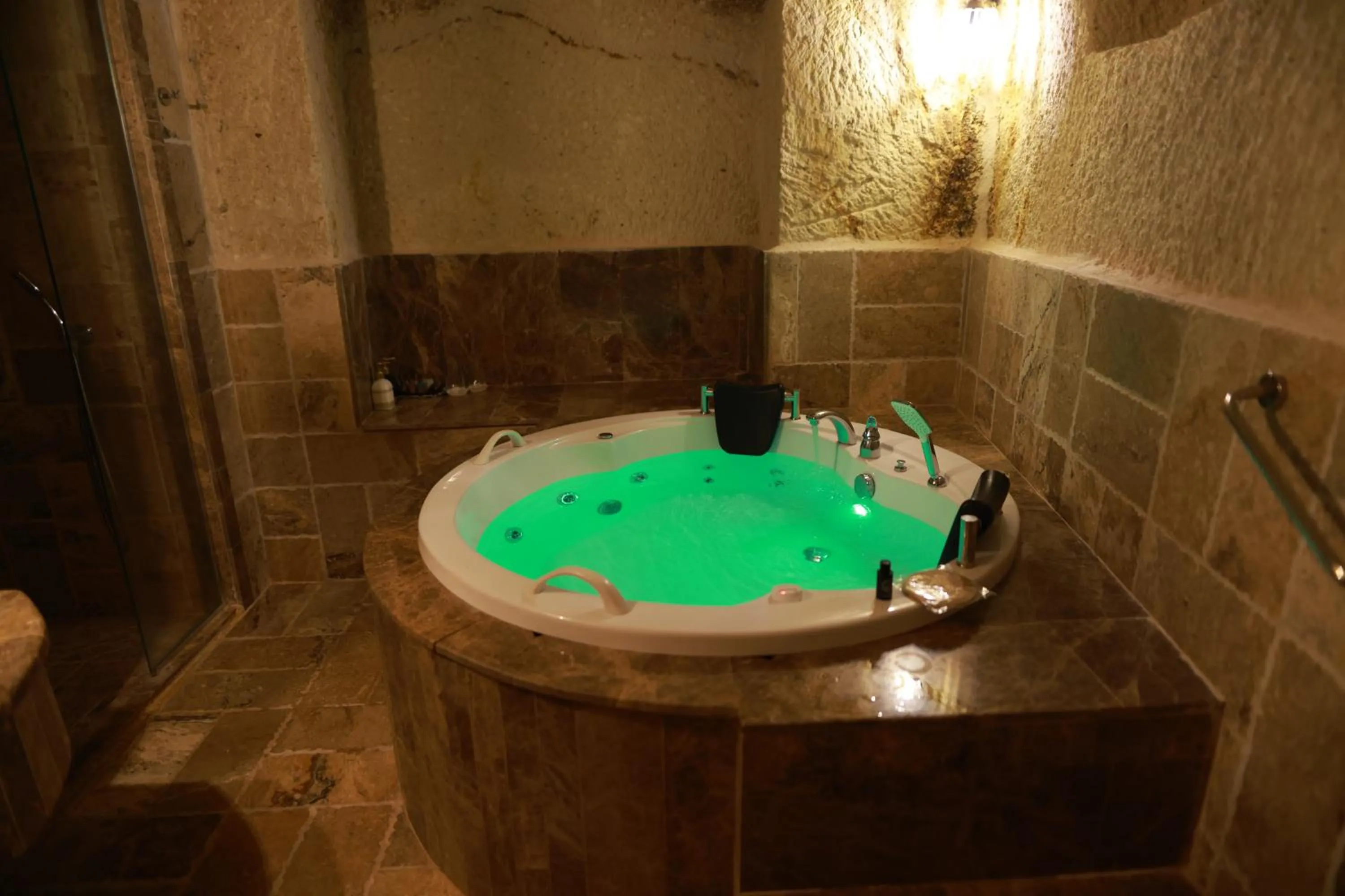 Hot Tub in Noah's Ark Cave Hotel