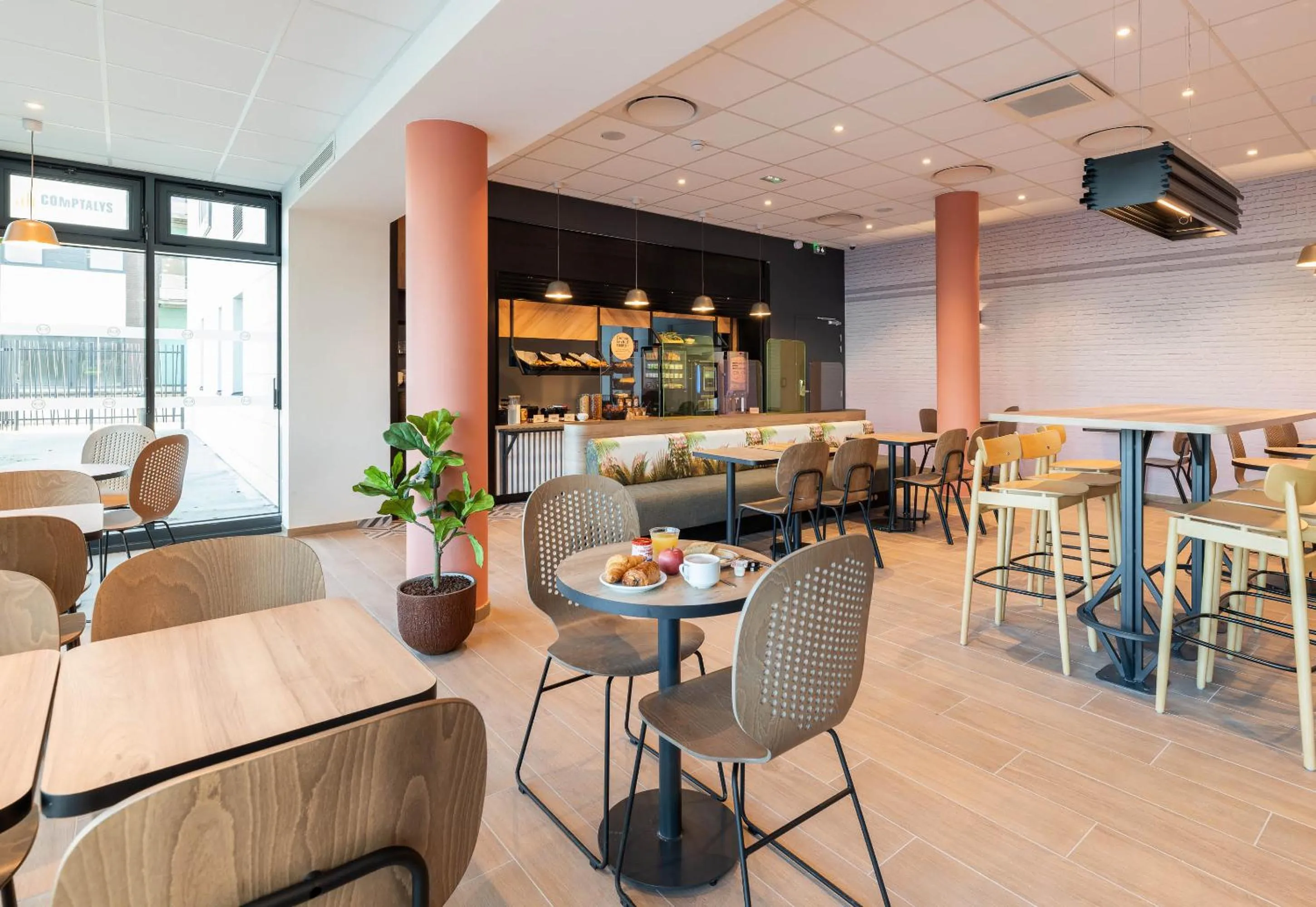 Restaurant/places to eat in B&B HOTEL Massieux Genay