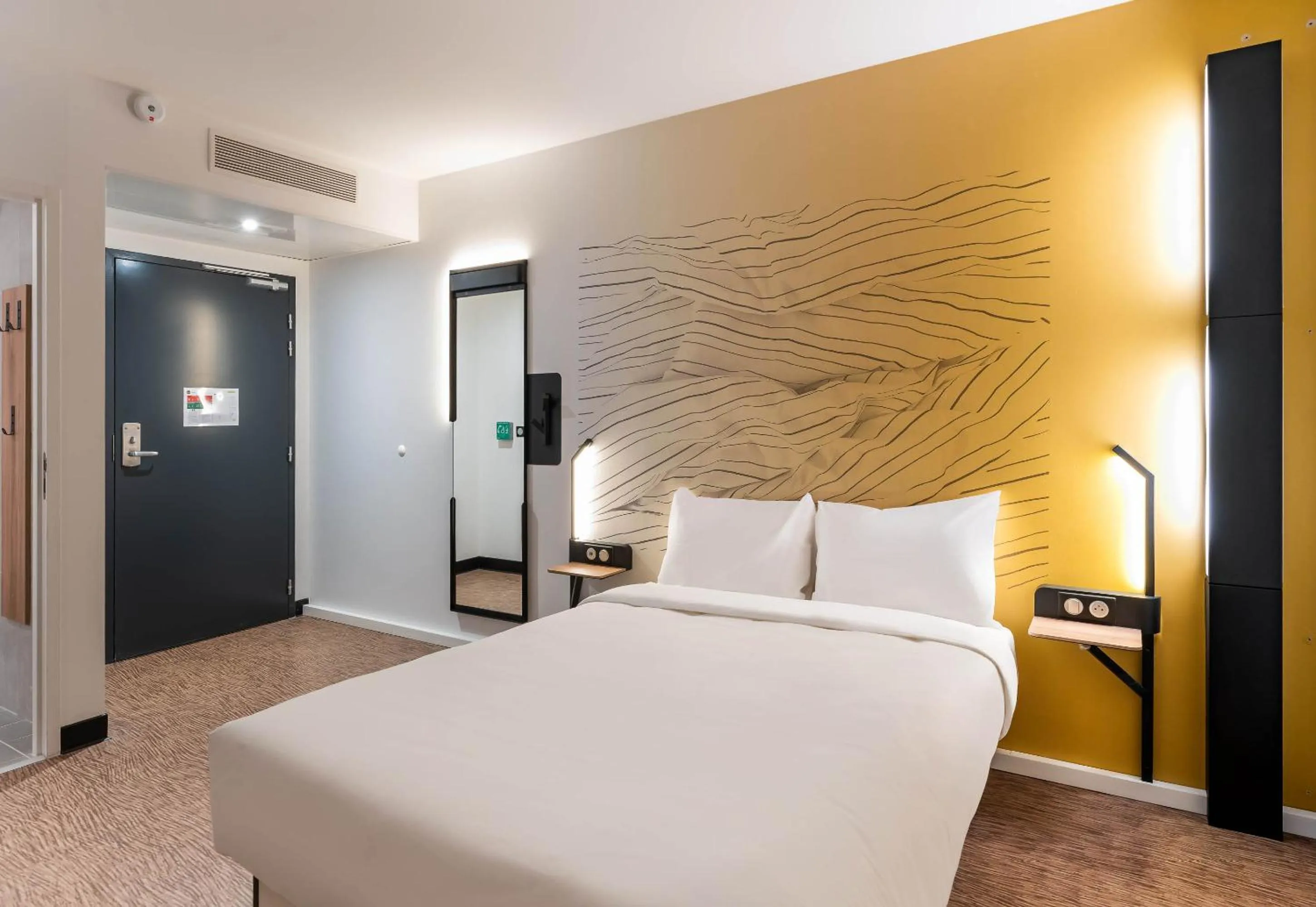 Bedroom, Bed in B&B HOTEL Massieux Genay