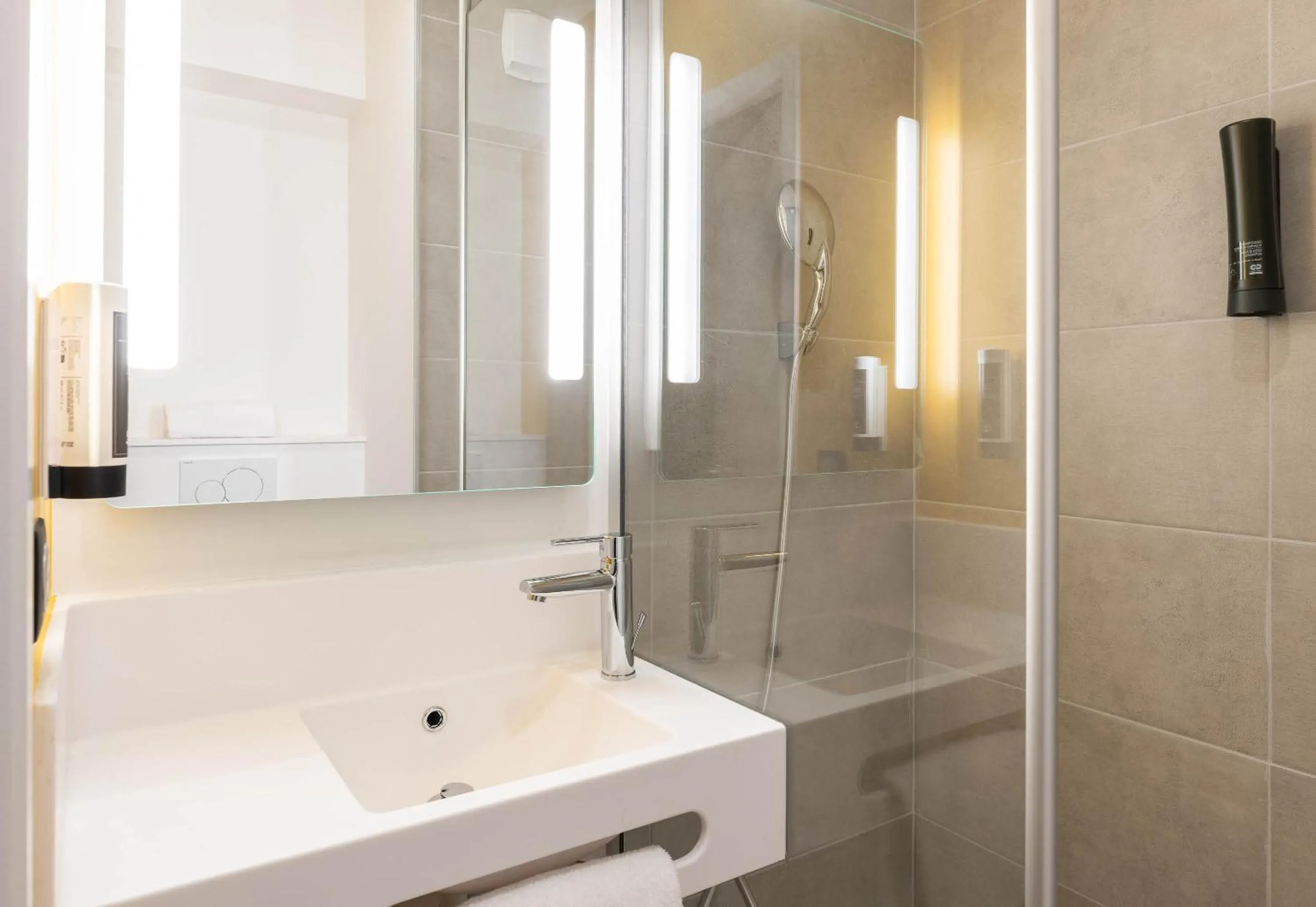 Bathroom in B&B HOTEL Massieux Genay