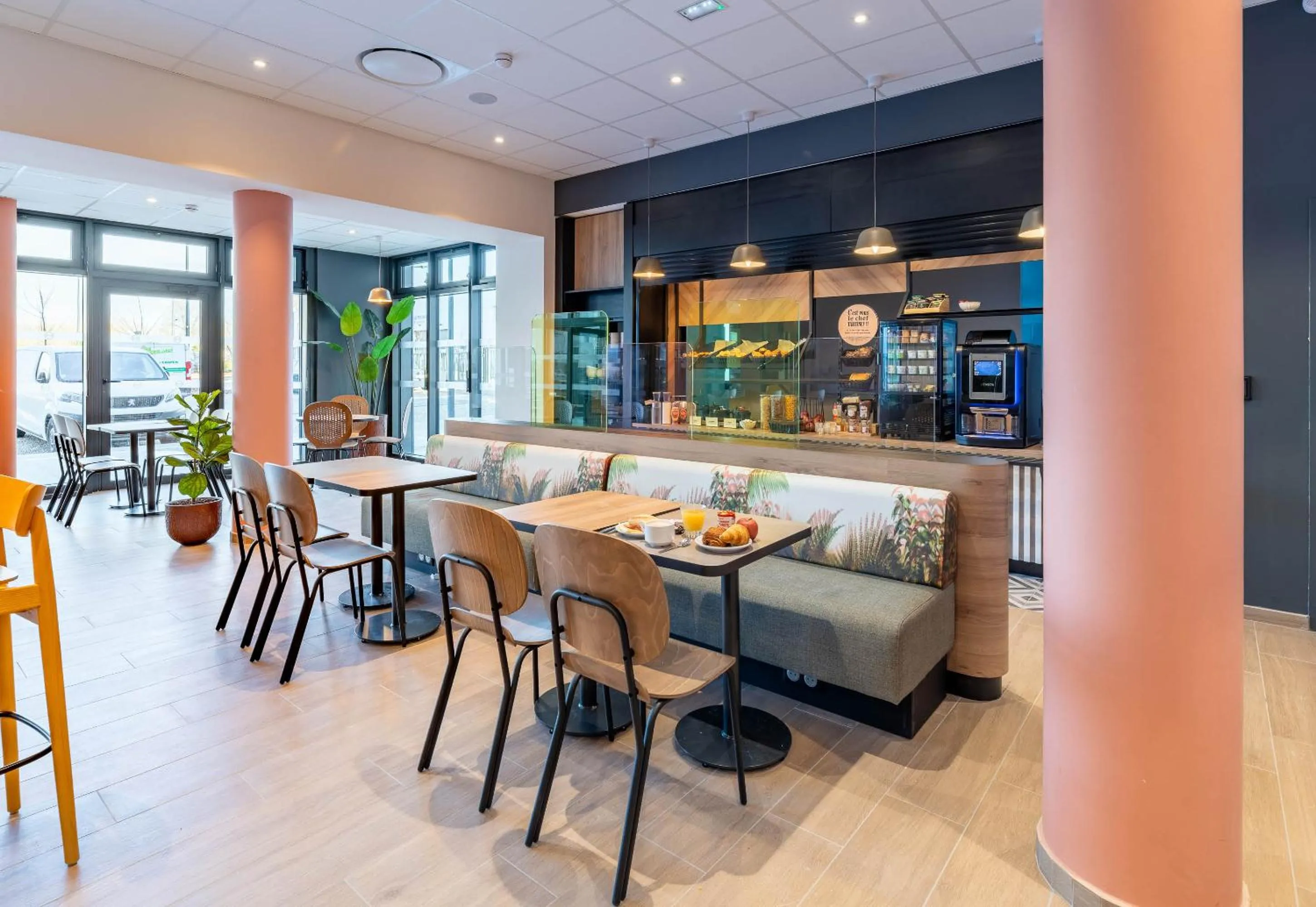 Restaurant/places to eat in B&B HOTEL Massieux Genay