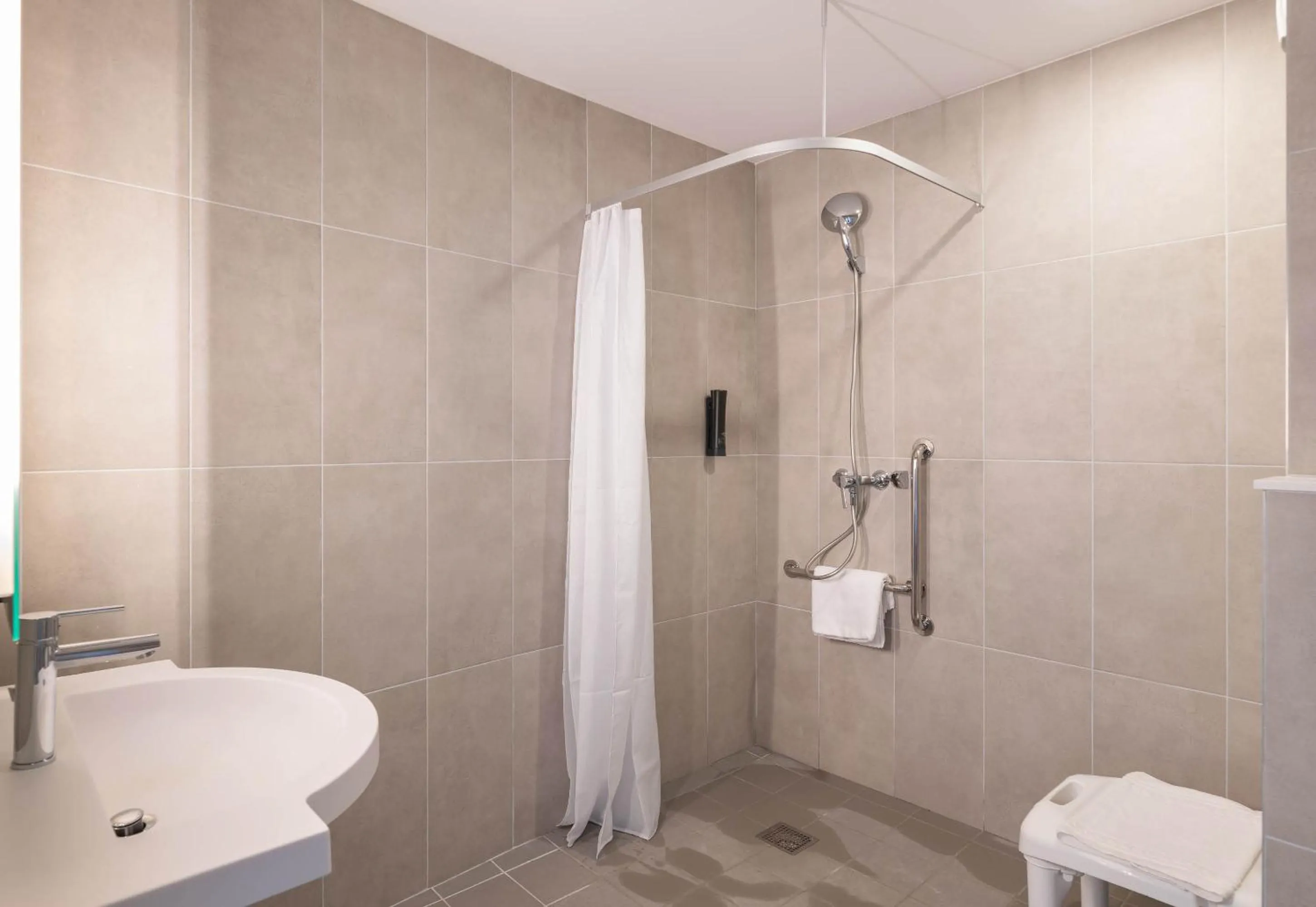 Bathroom in B&B HOTEL Massieux Genay