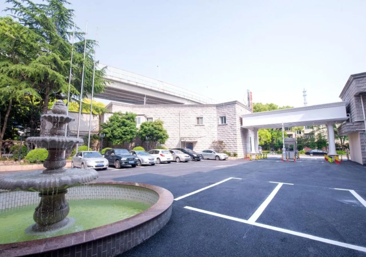 Parking in Vienna International Hotel - Shanghai Jiaotong University Humin Road