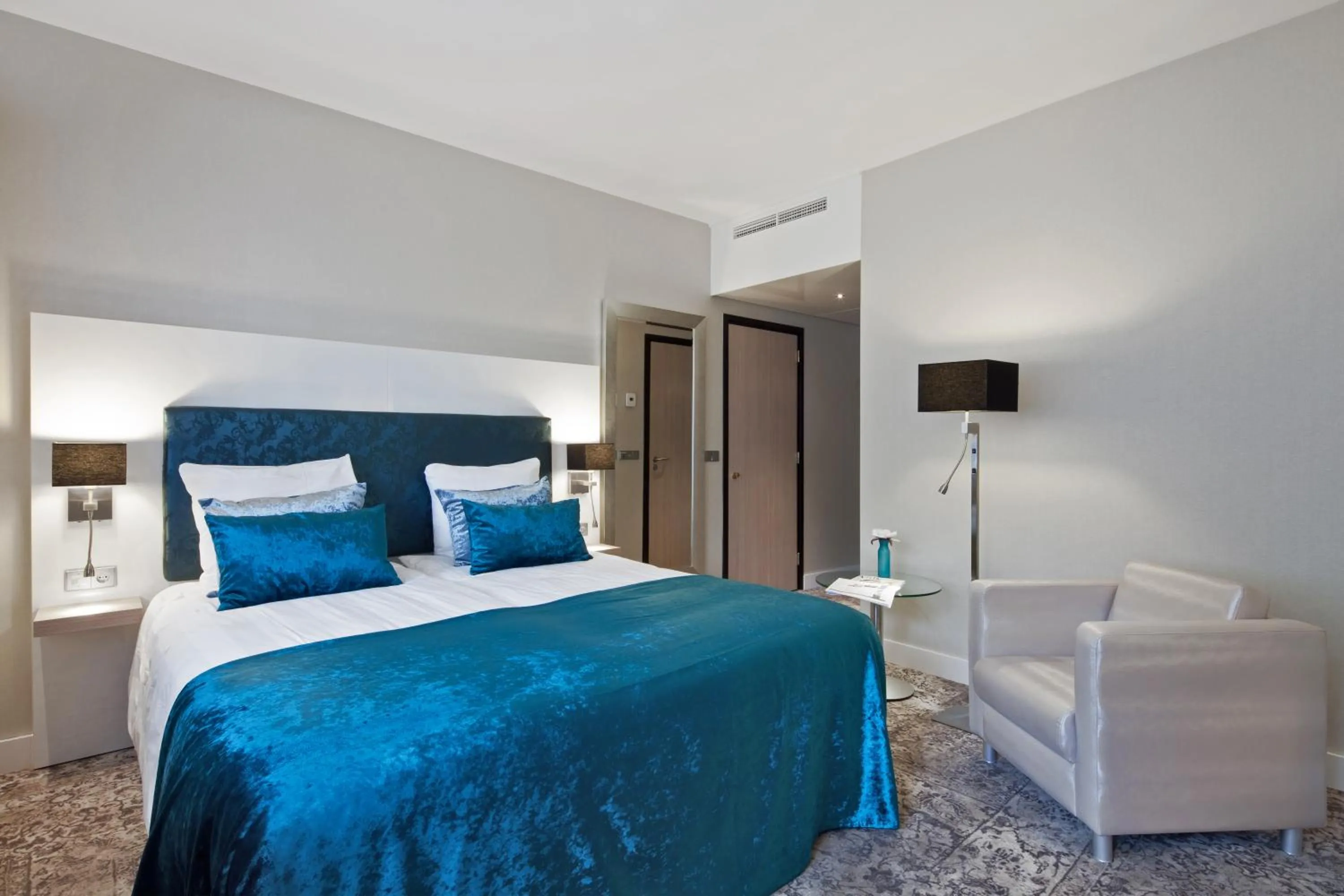 Photo of the whole room, Bed in Van der Valk Hotel Leiden