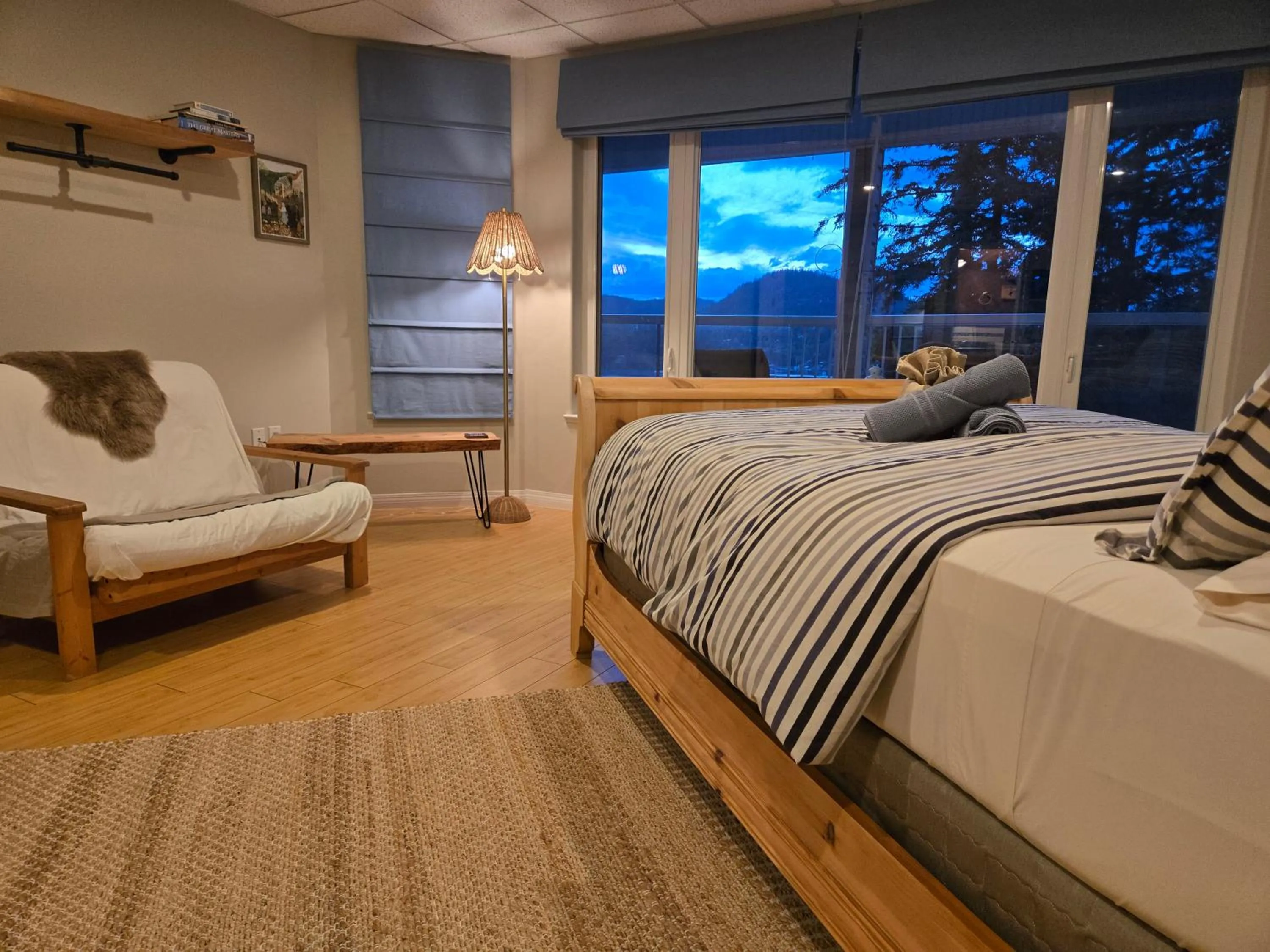 Bed in Madeira Park Oceanview Suites