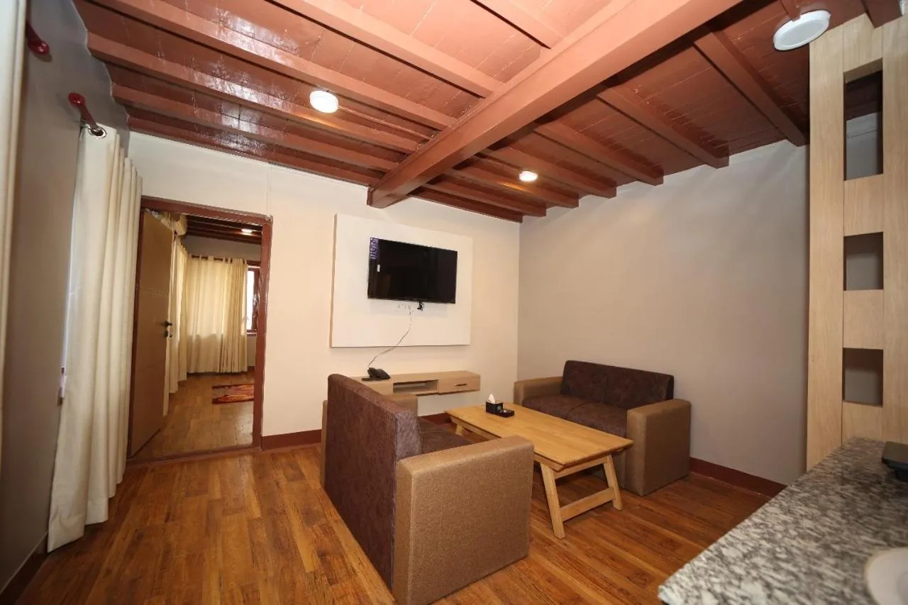 Redstone Regency Hotel