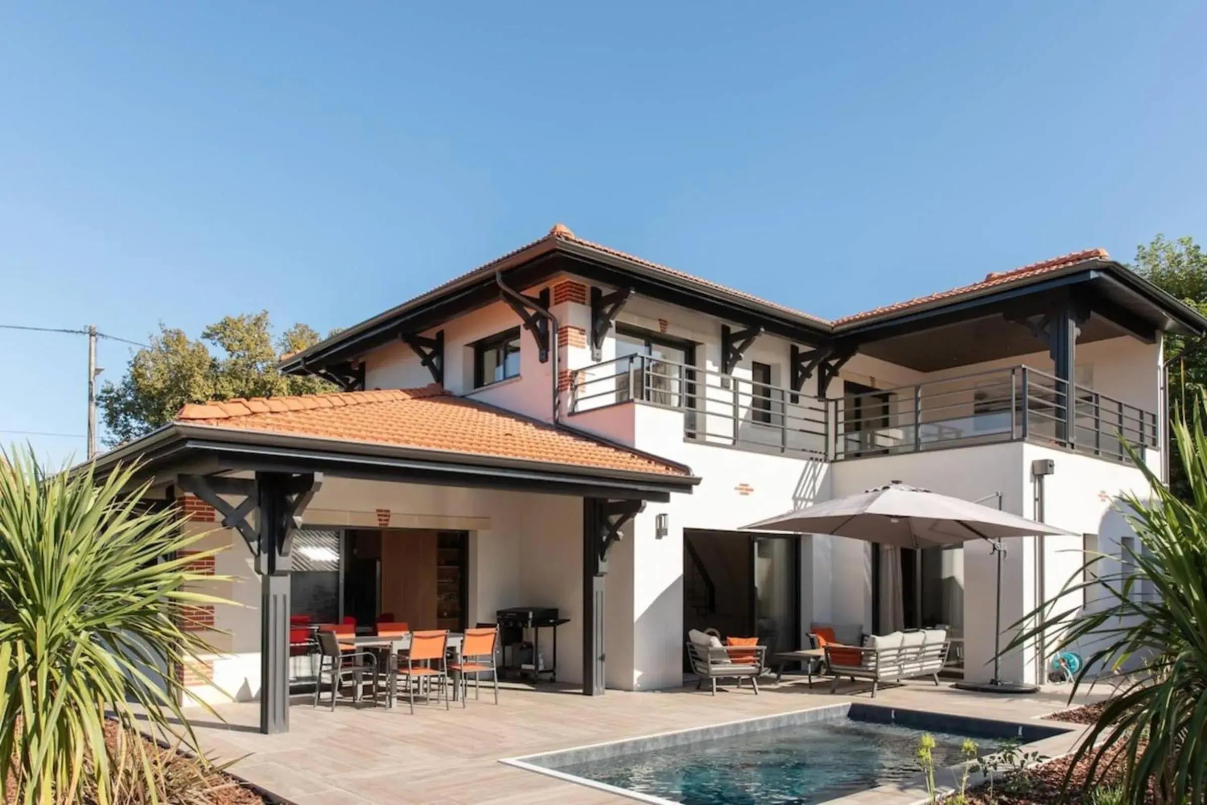 Villa Fabienne in city center with heated pool Villa Fabienne in city center with heated pool