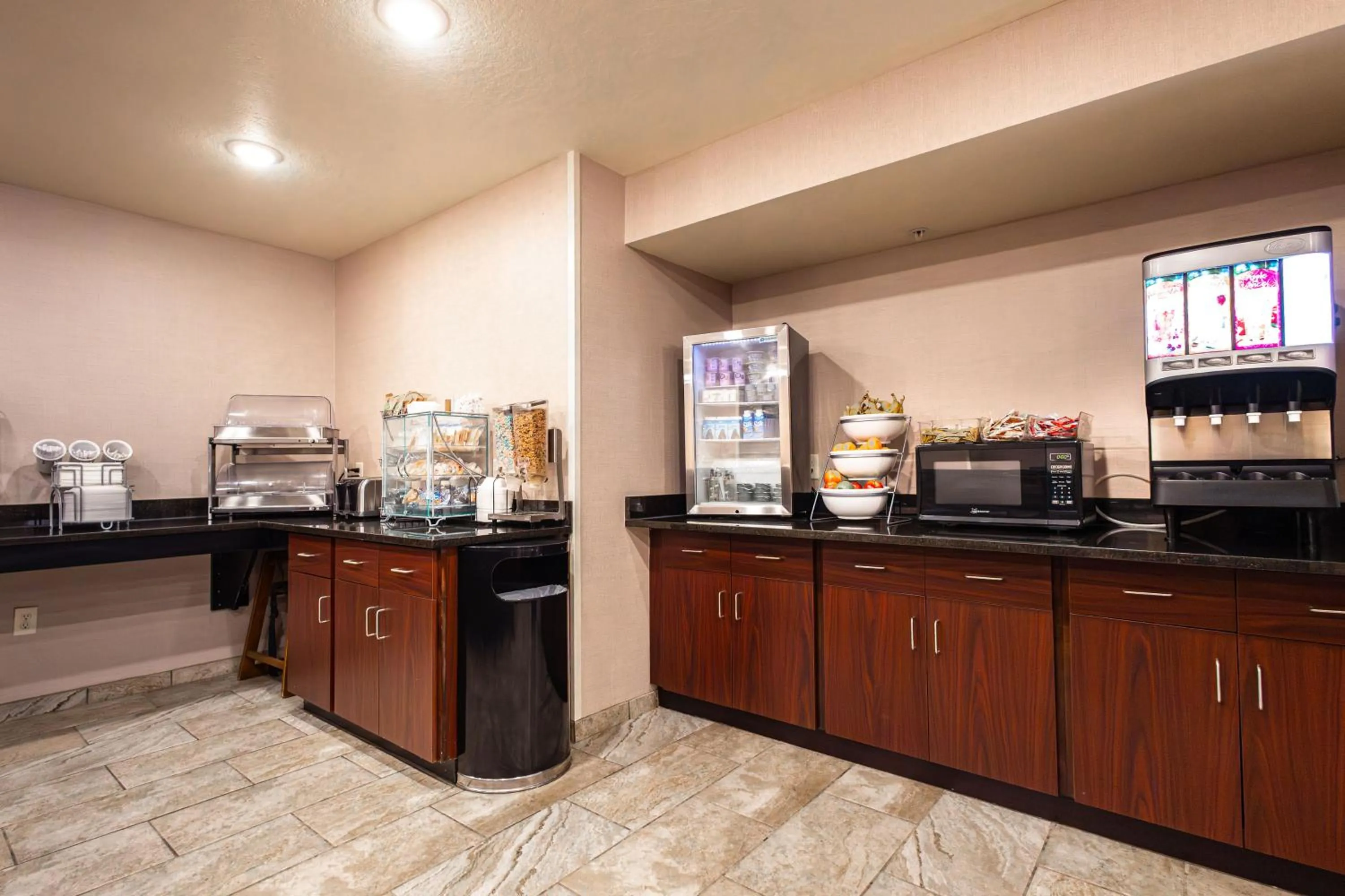 Breakfast in Cobblestone Inn & Suites - Big Lake