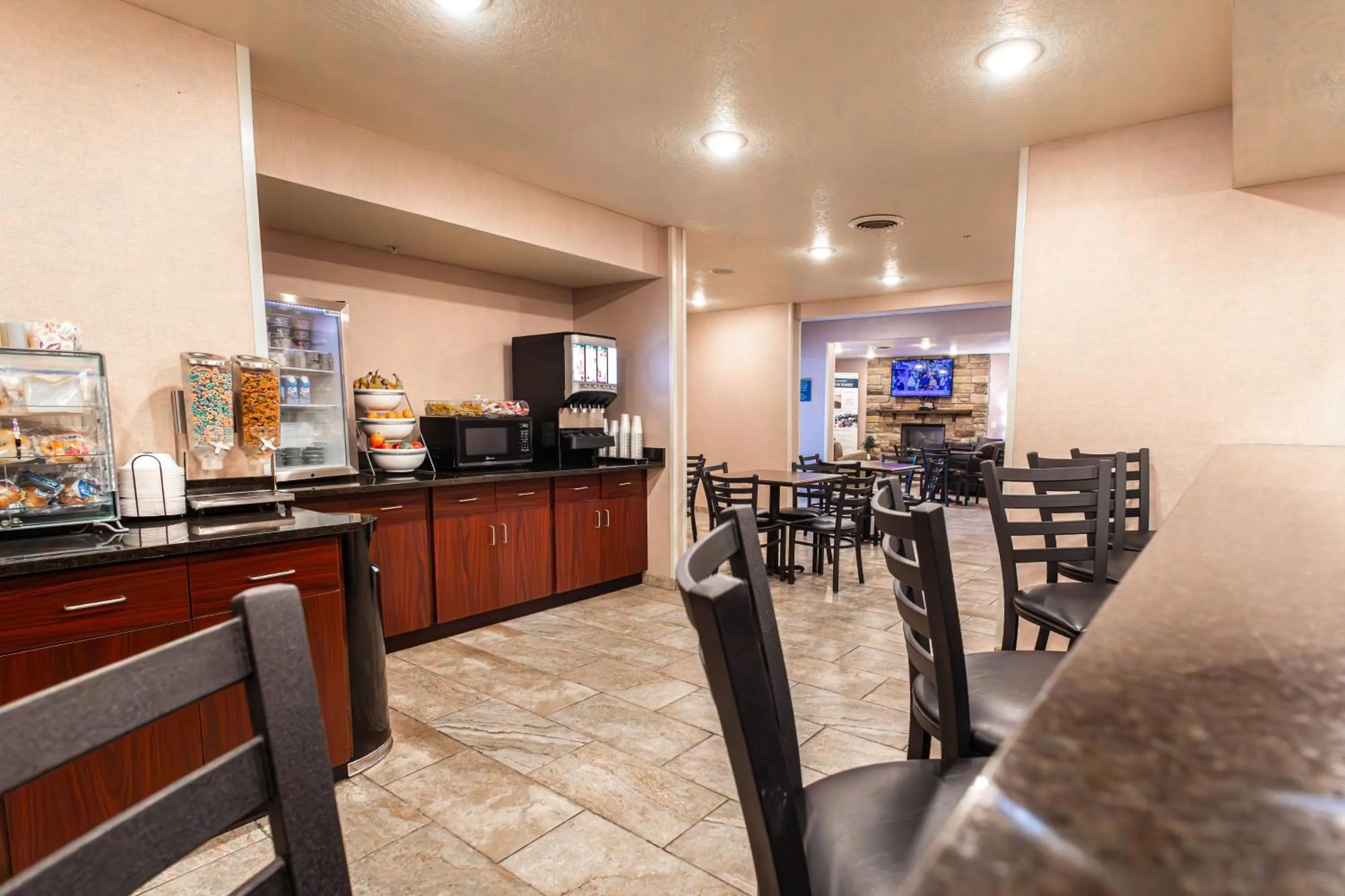 Breakfast in Cobblestone Inn & Suites - Big Lake