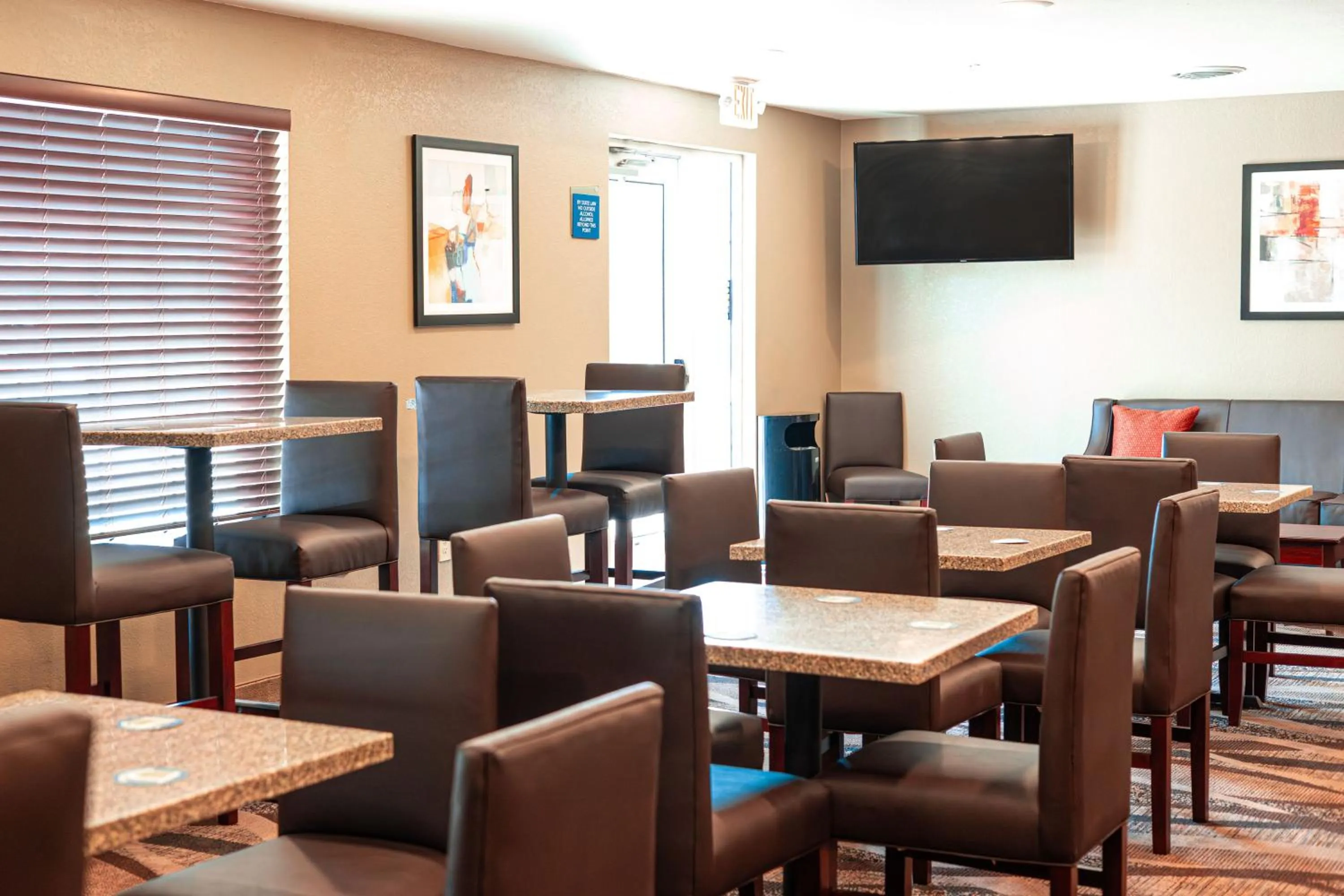 Lounge or bar in Cobblestone Inn & Suites - Big Lake