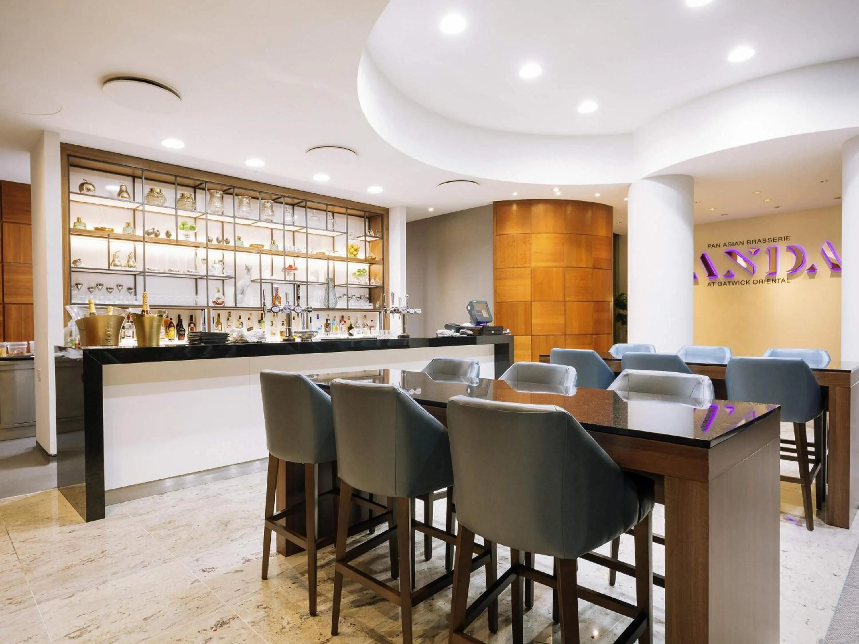 Lounge or bar in Sofitel London Gatwick