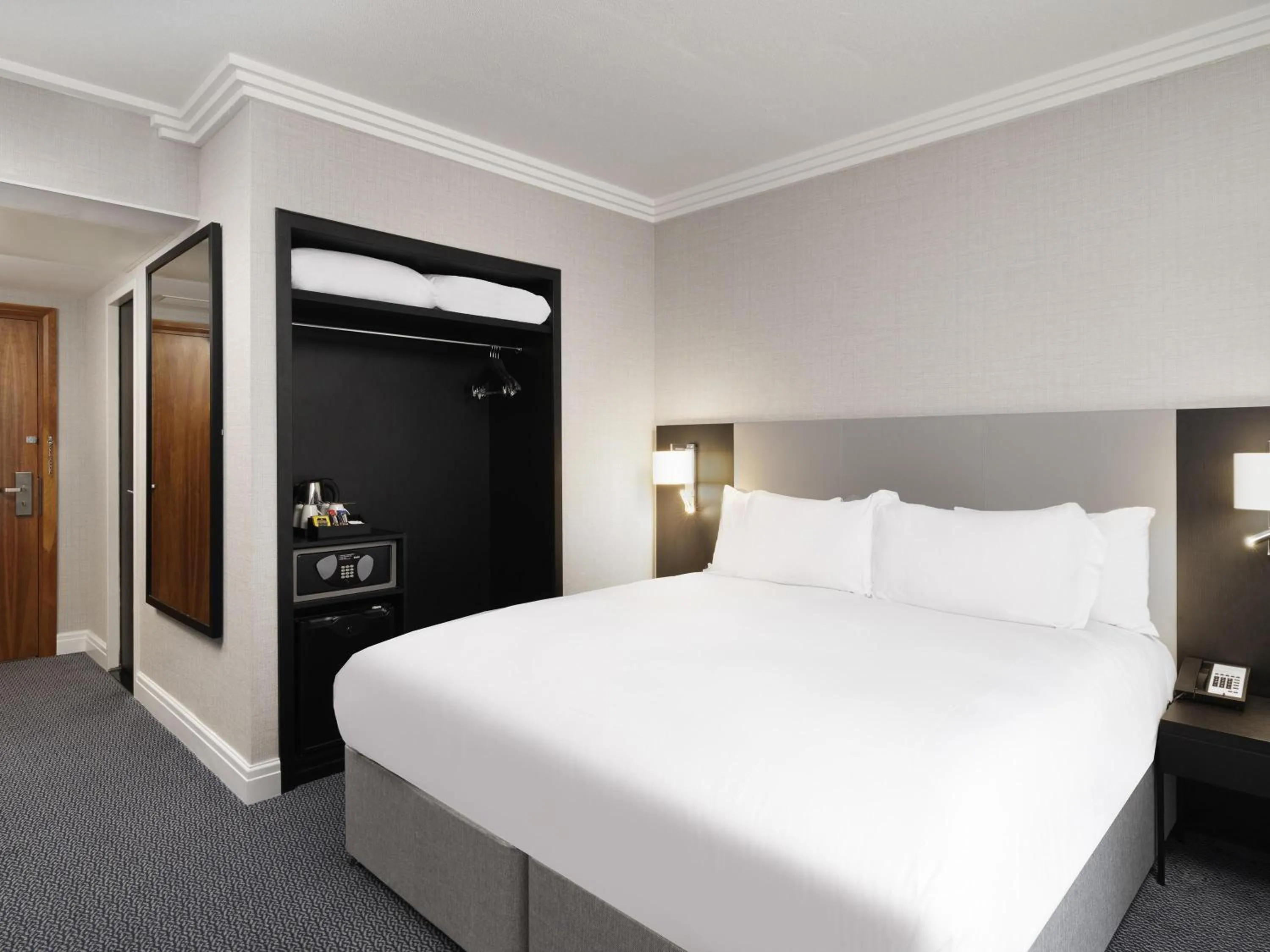 Bedroom, Bed in Sofitel London Gatwick