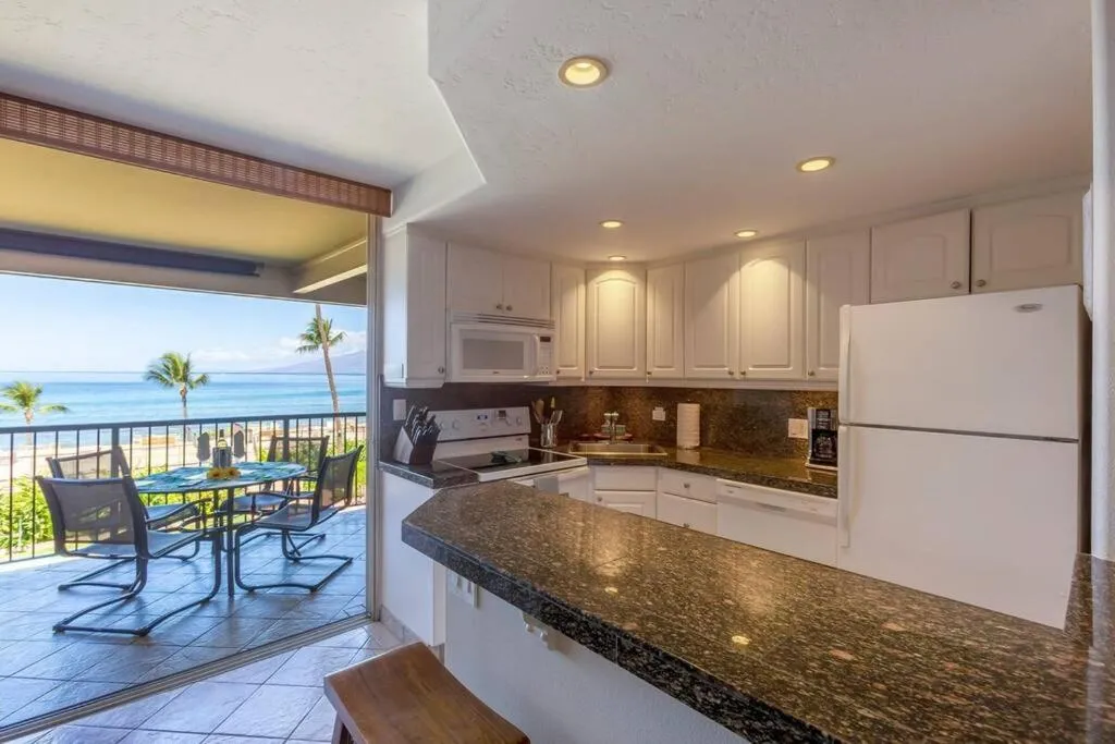 Hale Ono Loa 316- Upgraded Hale Ono Loa condo, expansive ocean views
