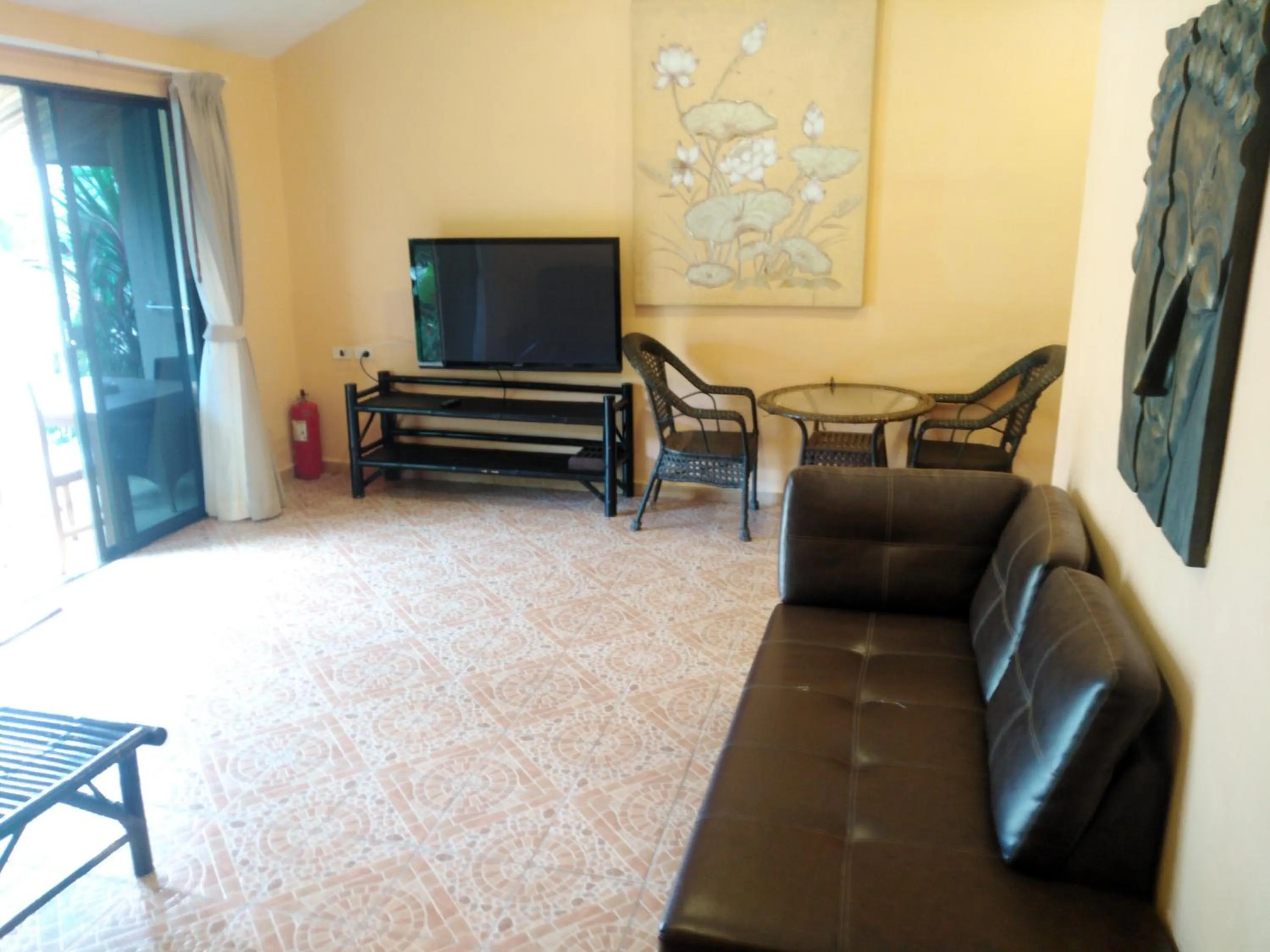 Communal lounge/ TV room, TV/Entertainment Center in Kamala Tropical Garden Hotel