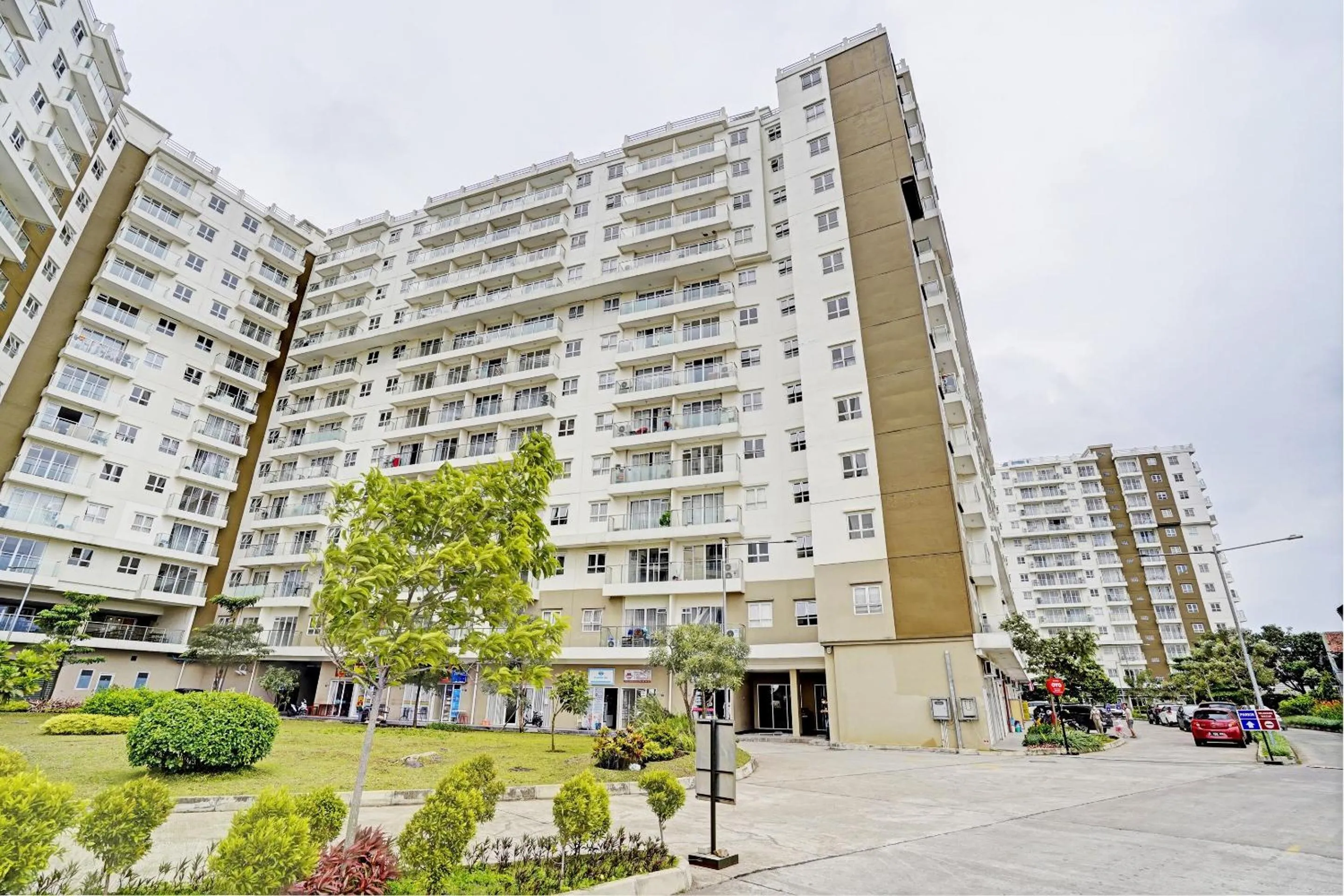 Facade/entrance in OYO Life 93097 Apartemen Gateway Pasteur By Kaisar Room