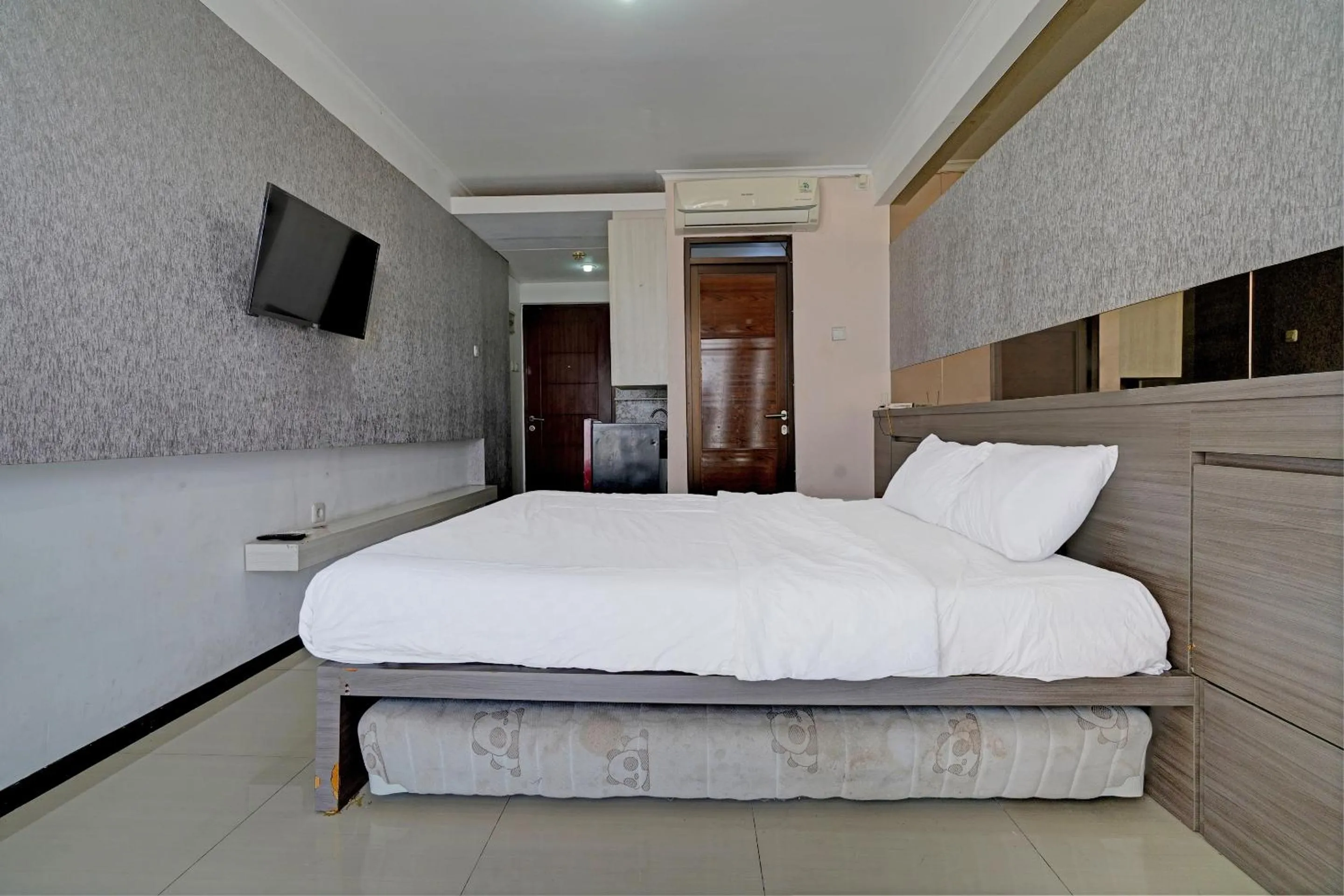 Bedroom, Bed in OYO Life 93097 Apartemen Gateway Pasteur By Kaisar Room