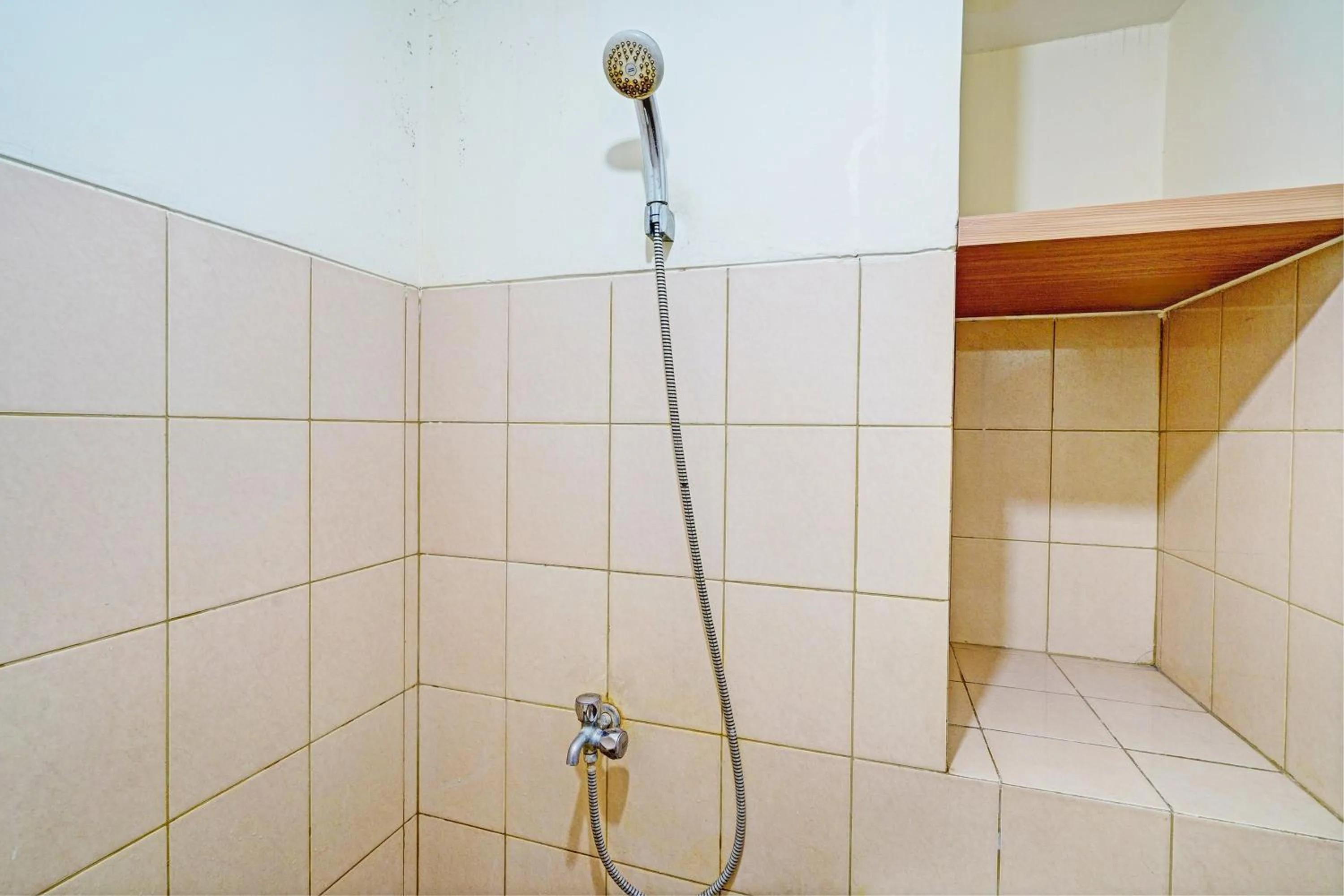 Bathroom in OYO Life 93170 Apartement Gateway Cicadas By Mr Pro