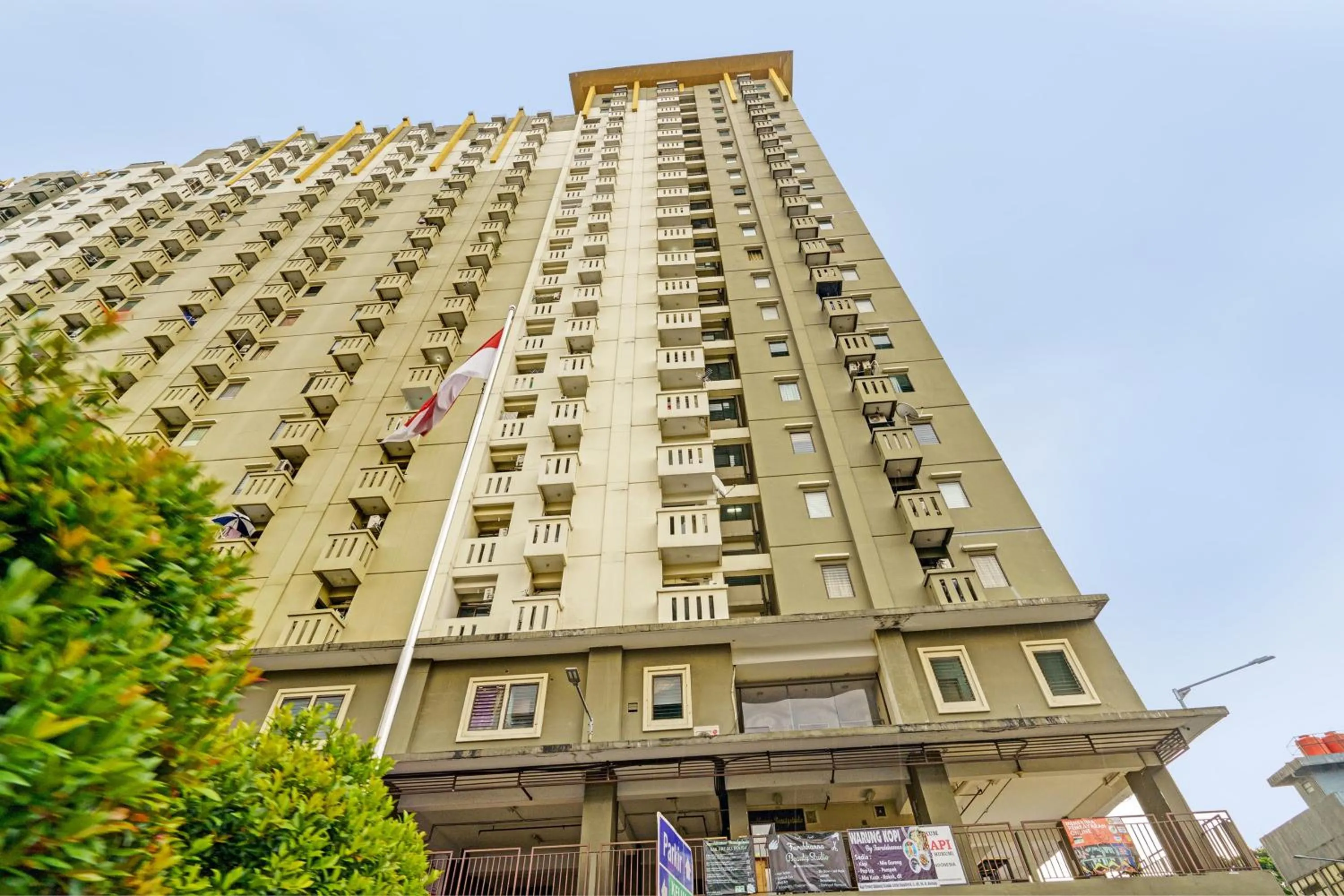 Facade/entrance in OYO Life 93170 Apartement Gateway Cicadas By Mr Pro