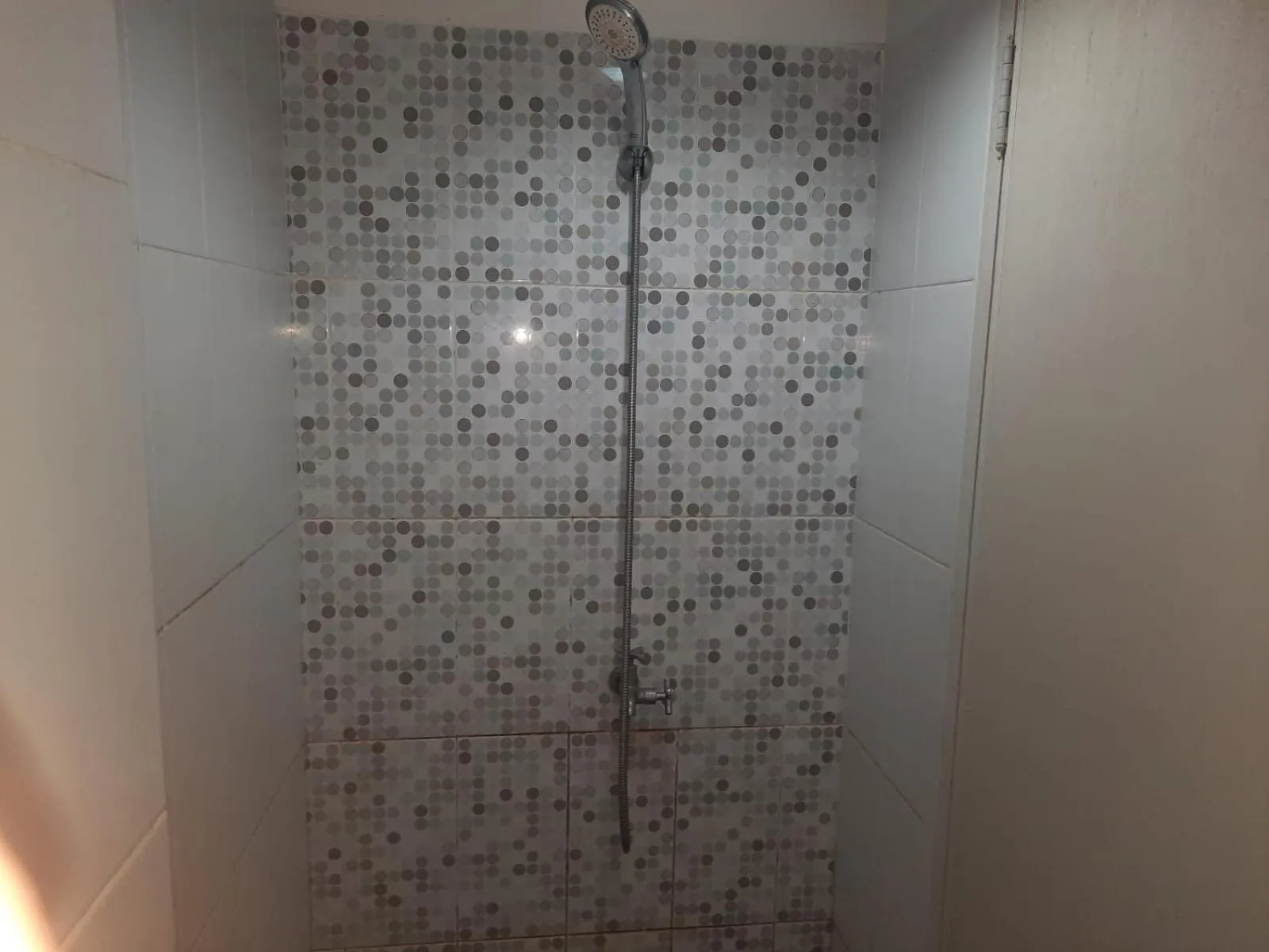 Bathroom in OYO Life 93139 Apartemen Grand Sentraland By Evi