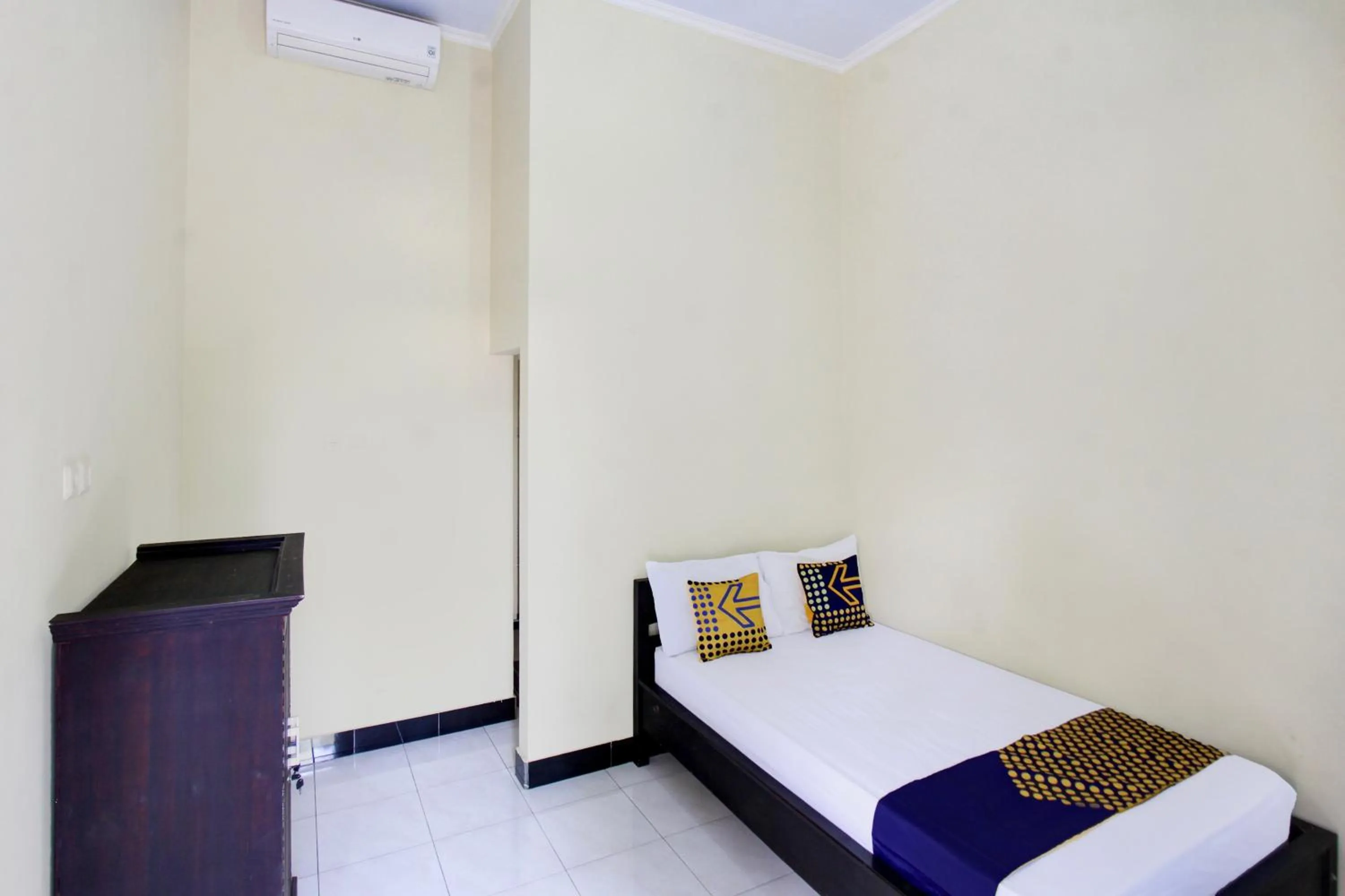 Bedroom, Bed in OYO Life 93155 Wisma Sarah