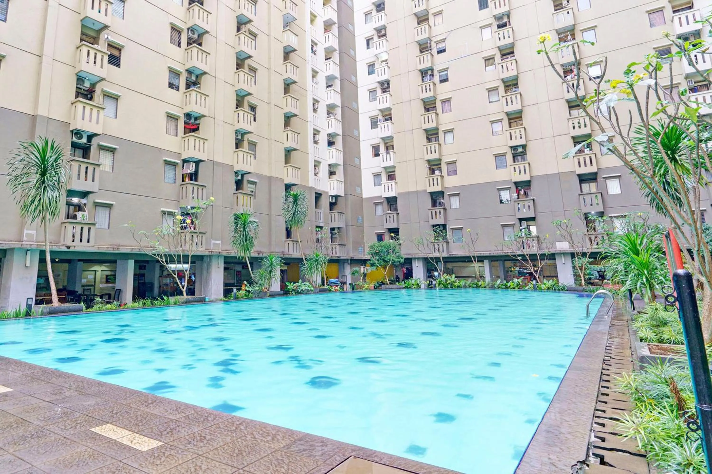 Swimming pool in OYO Life 93120 Apartement Gateway Cicadas By Sarana Cipta Mahakarya