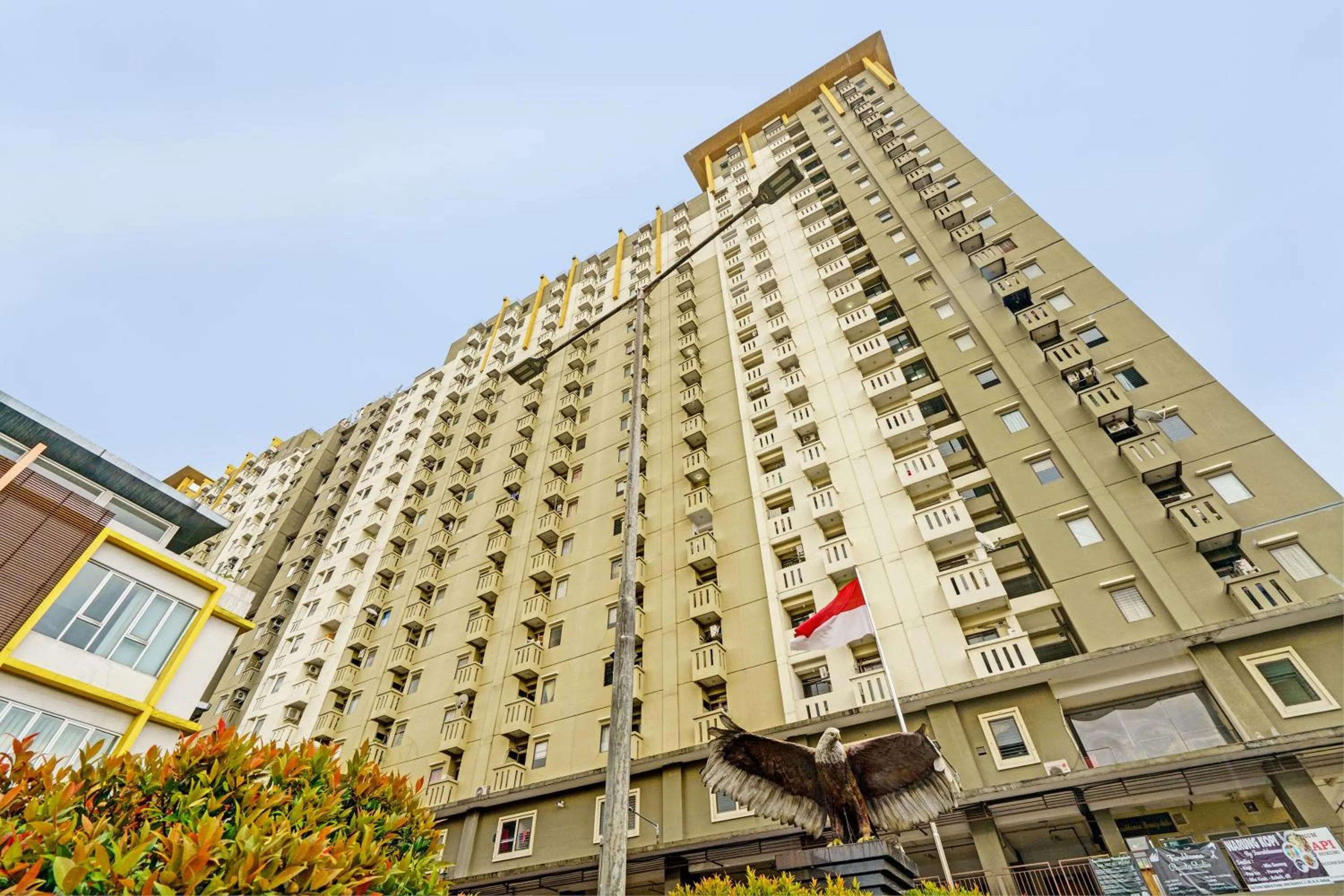 Facade/entrance in OYO Life 93120 Apartement Gateway Cicadas By Sarana Cipta Mahakarya