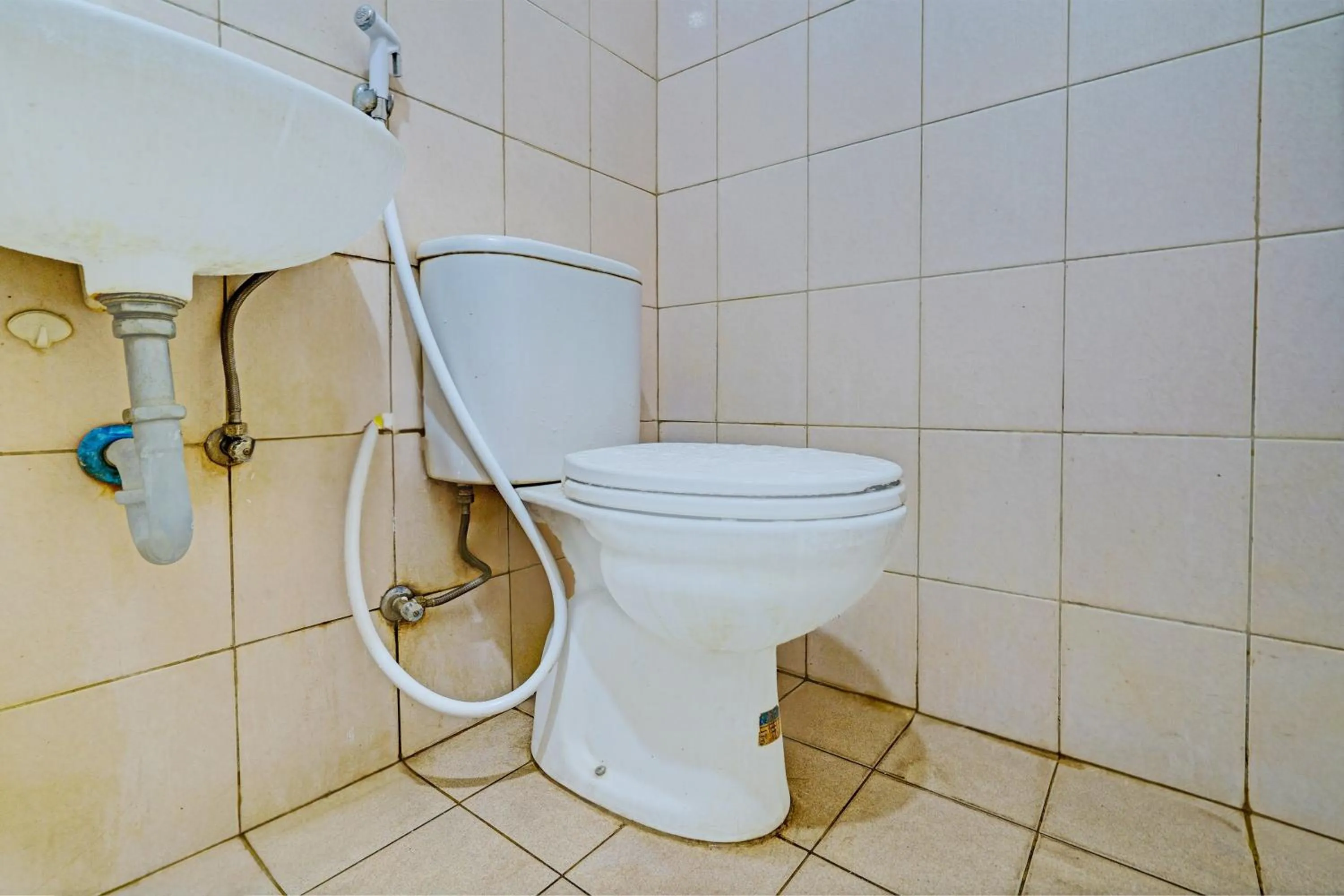 Bathroom in OYO Life 93120 Apartement Gateway Cicadas By Sarana Cipta Mahakarya