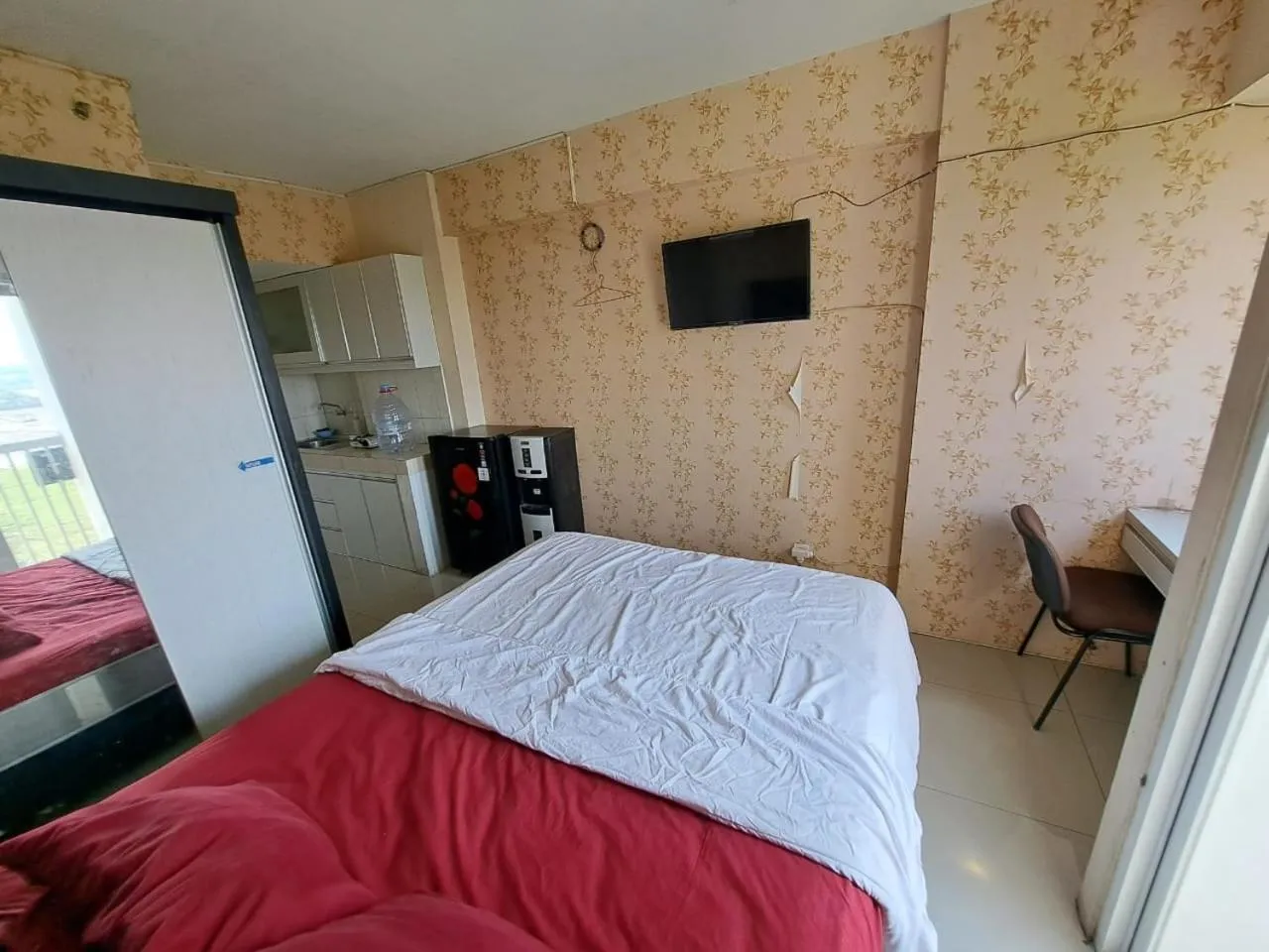 Bedroom, Bed in OYO Life 93106 Apartement Grand Sentraland By Andi